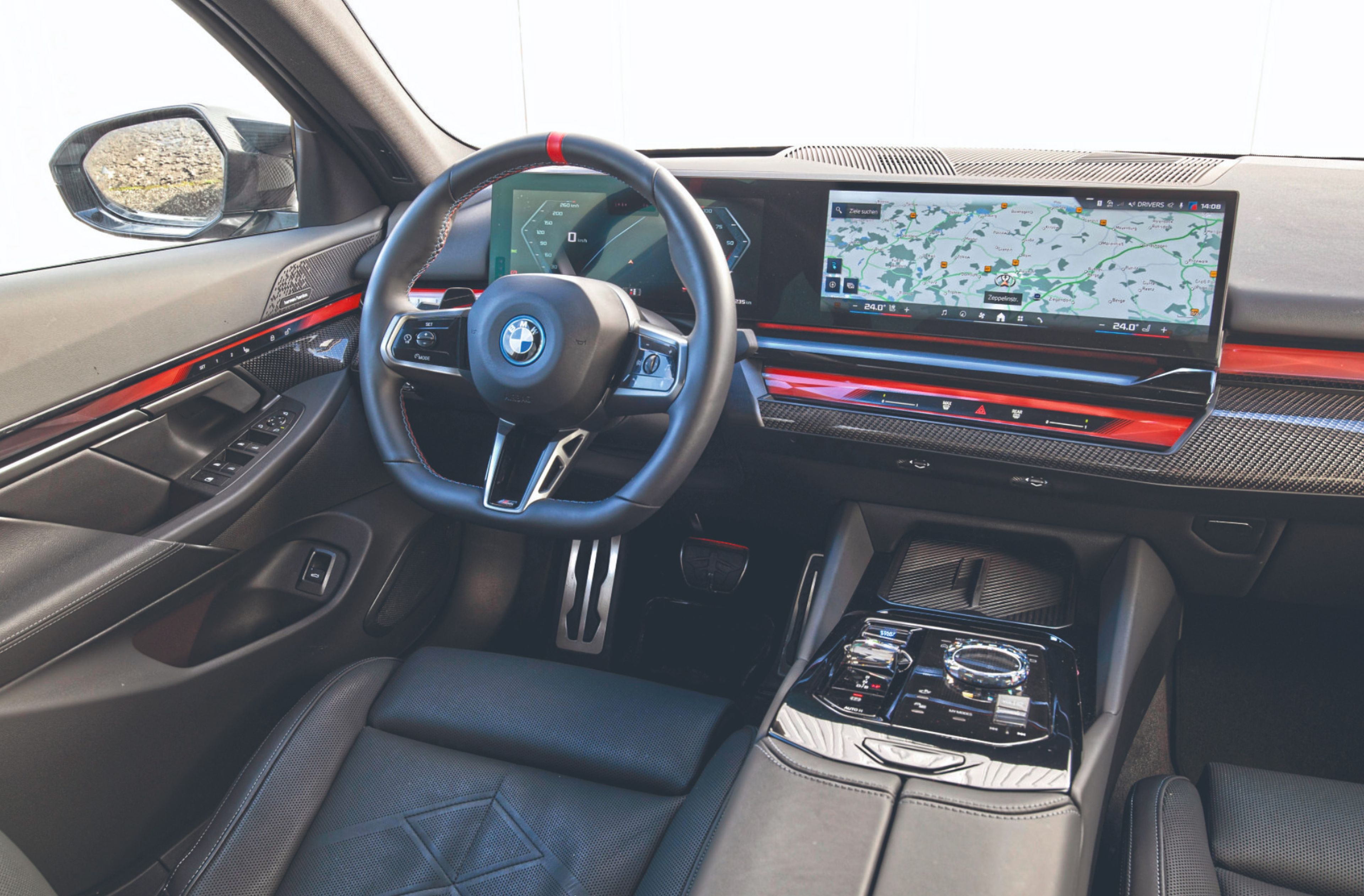 المقارنة: BMW i5 M60 xDrive وMercedes-AMG EQE 53 4Matic+ وNio ET7 قمرة القيادة i5