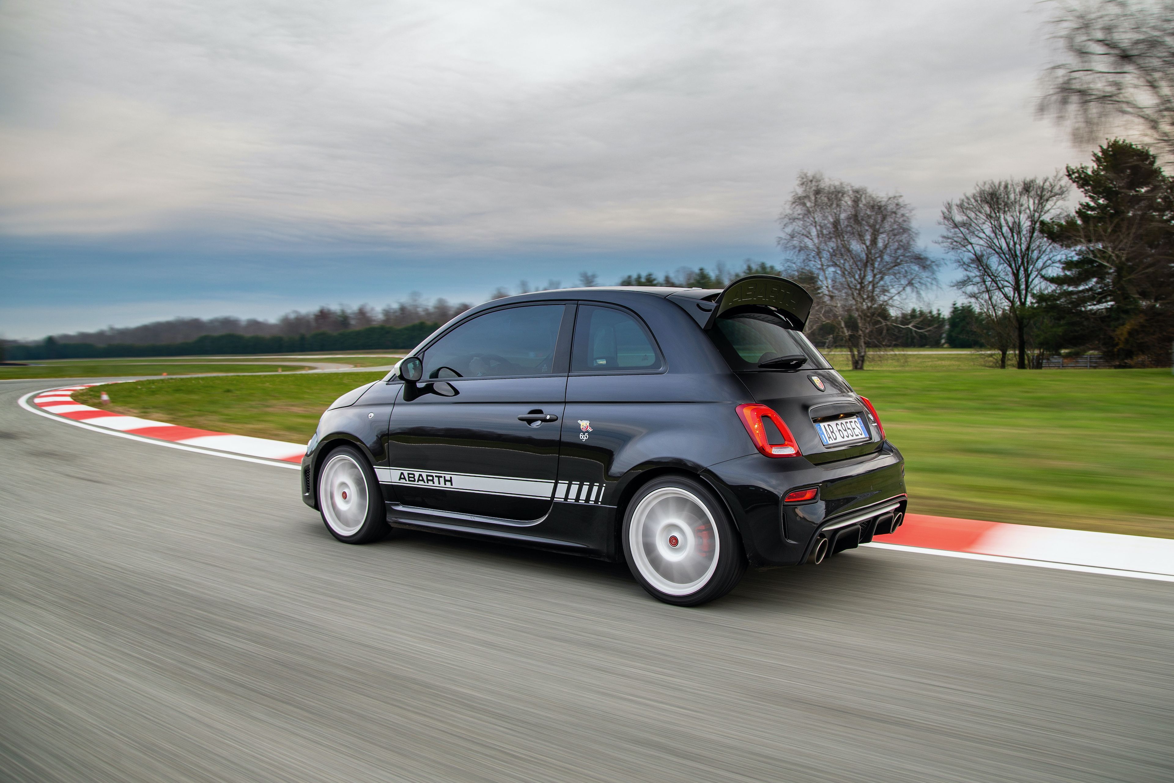 Abarth 695 Esseesse lateral