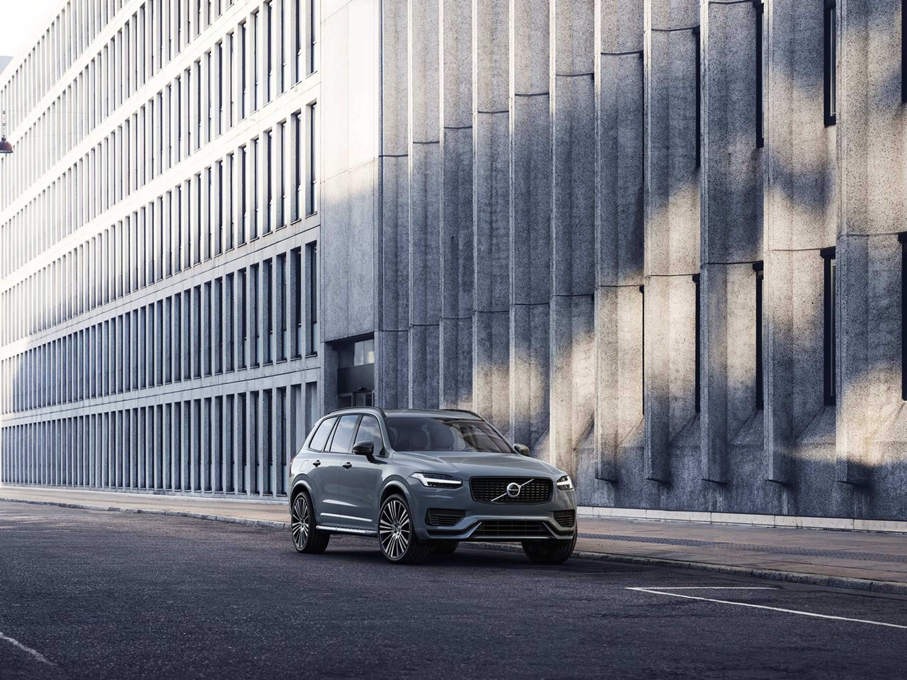 265731_XC90_R-Design_Recharge_in_Thunder_Grey
