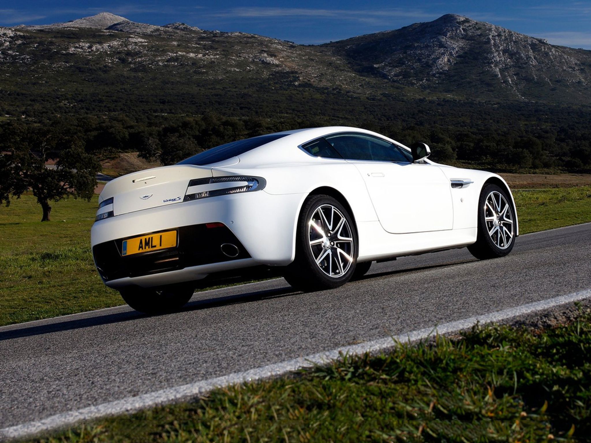 Aston-V8_Vantage_S_2012_02