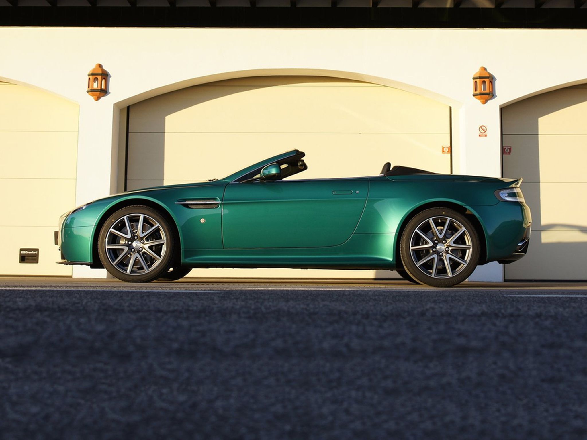 Aston-V8_Vantage_S_Roadster_02