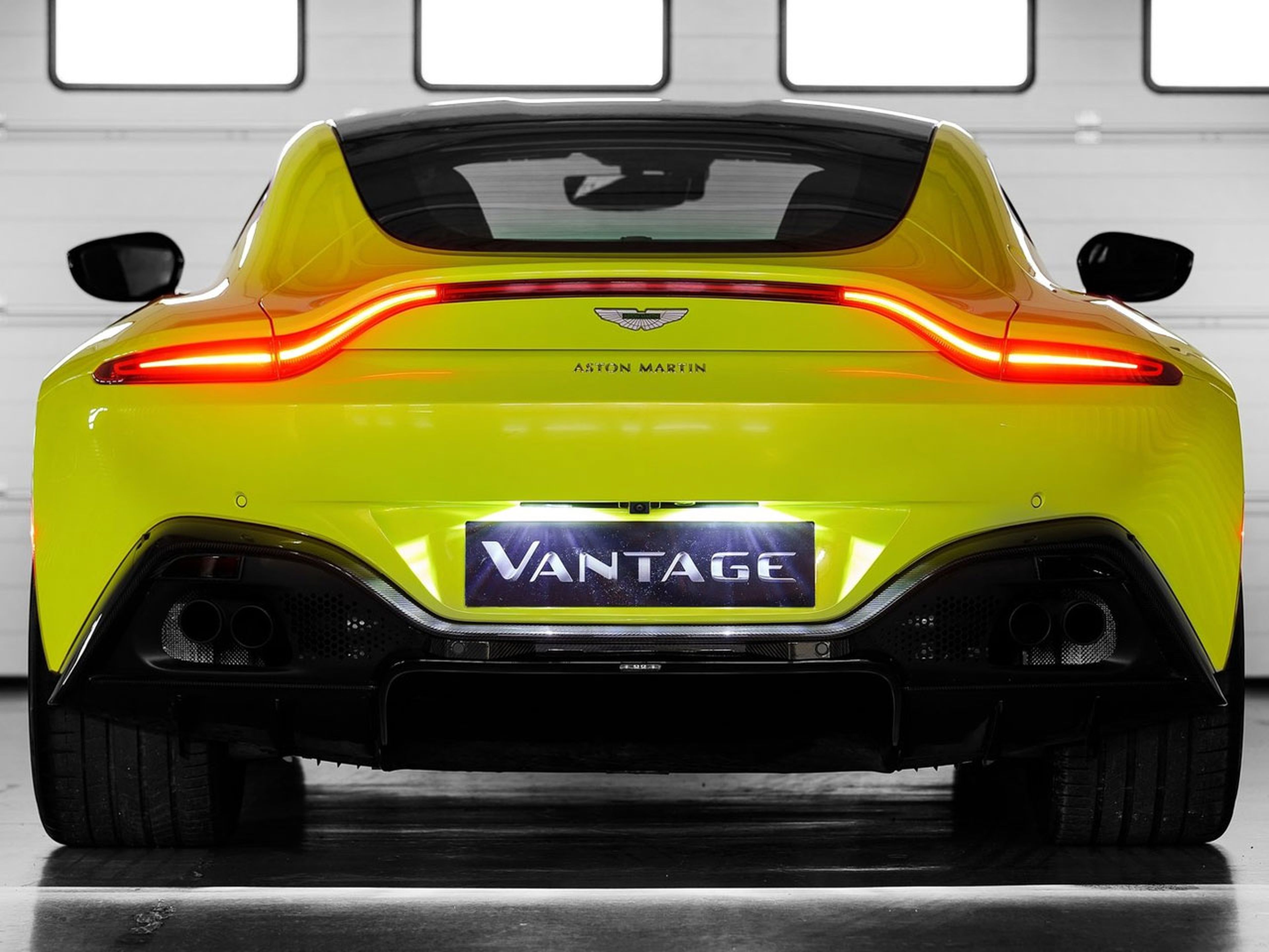 Aston_Martin-Vantage-2019-C03