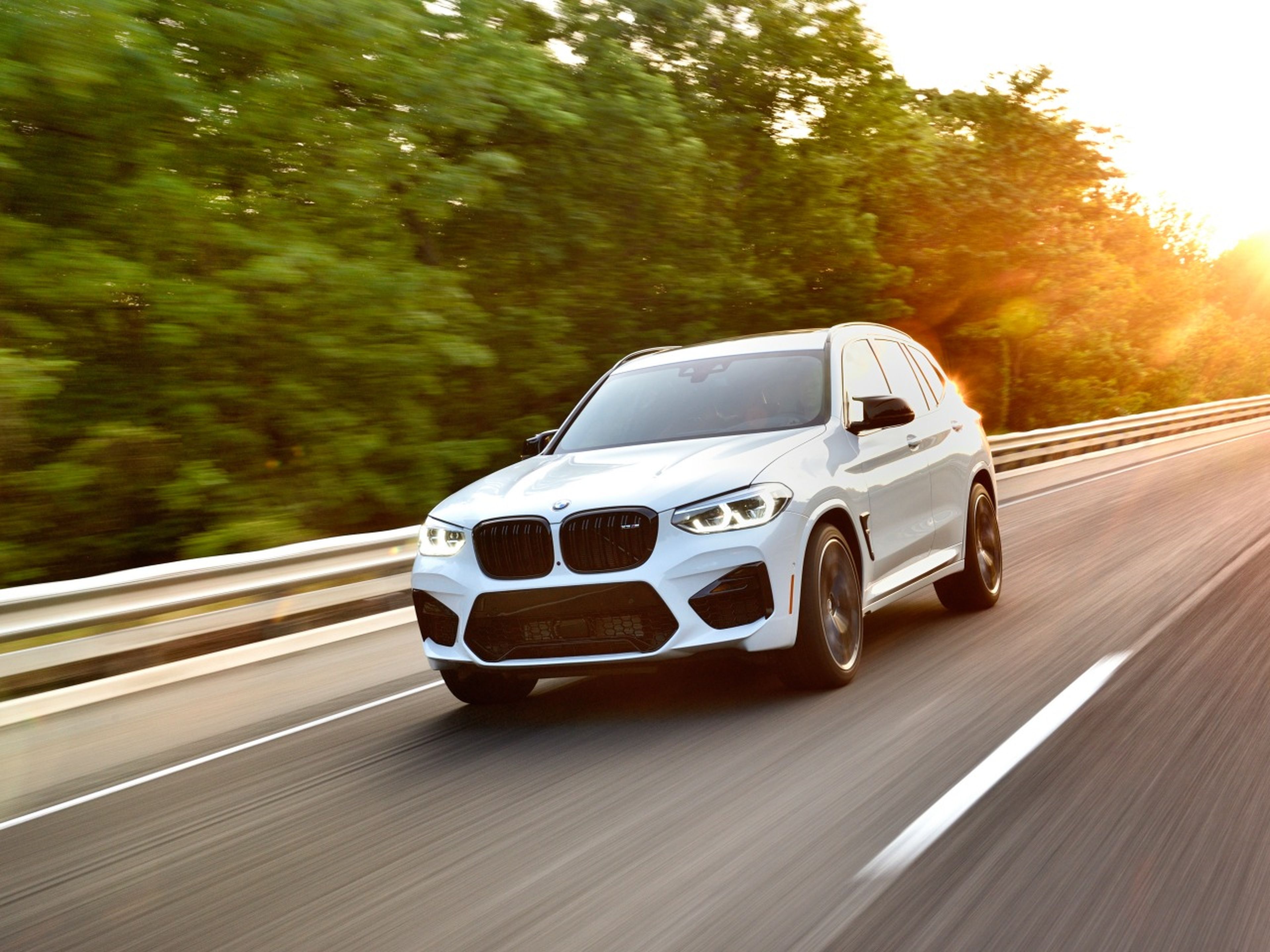 Imagen dinámica del BMW X3 M Competition en carretera