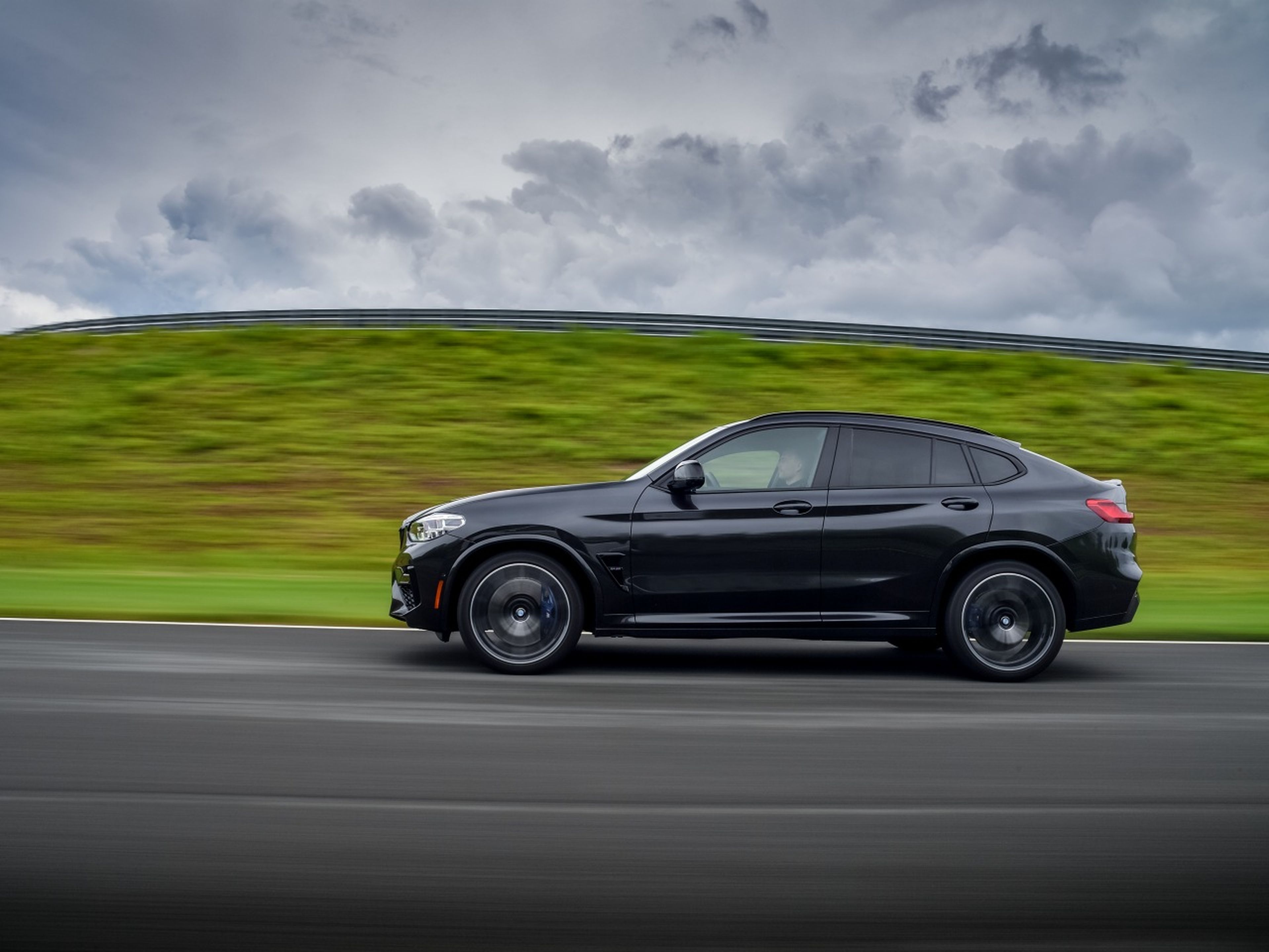 BMW X4 M Competition lateral