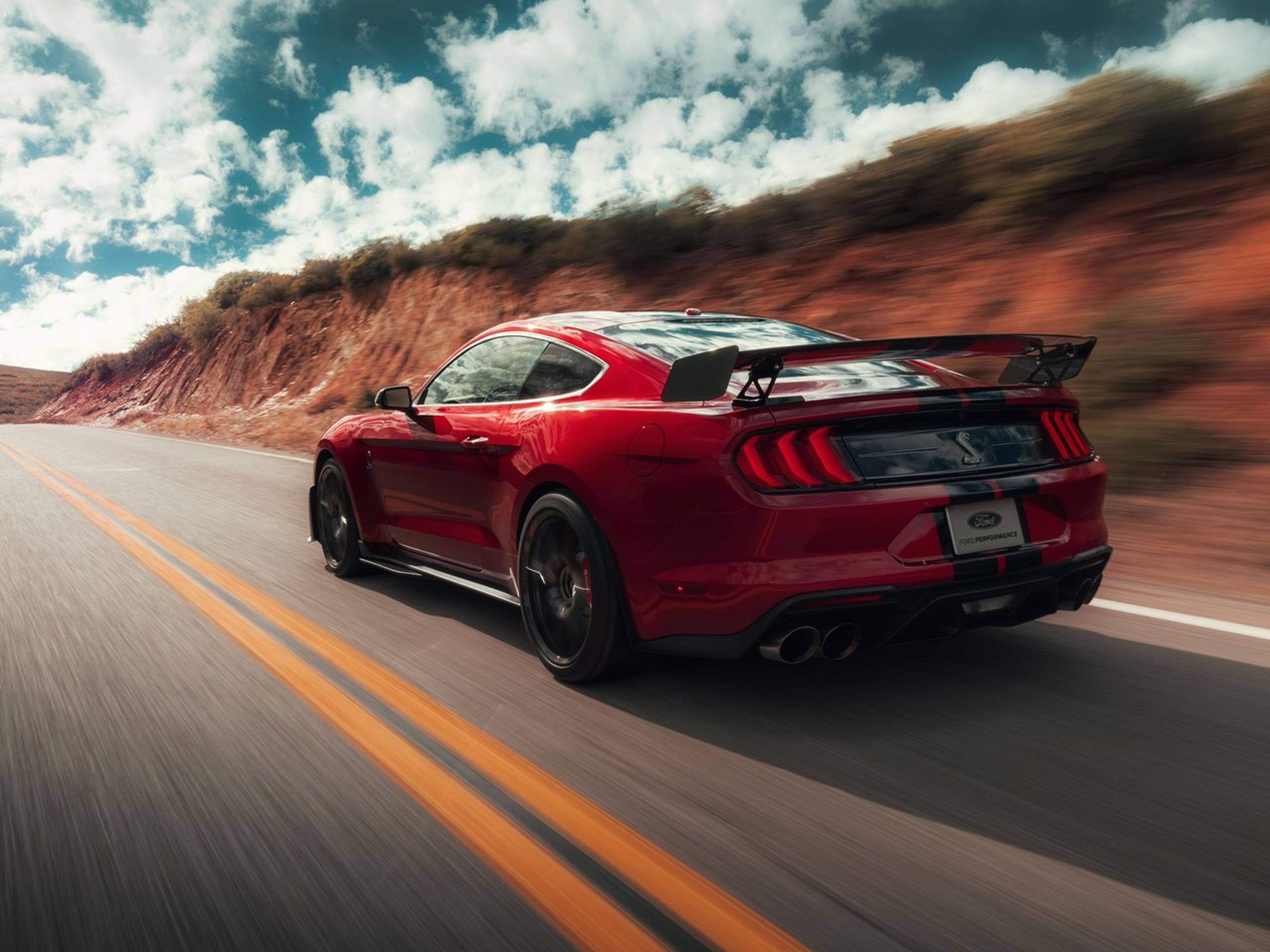 Ford Mustang Shelby GT500 trasera