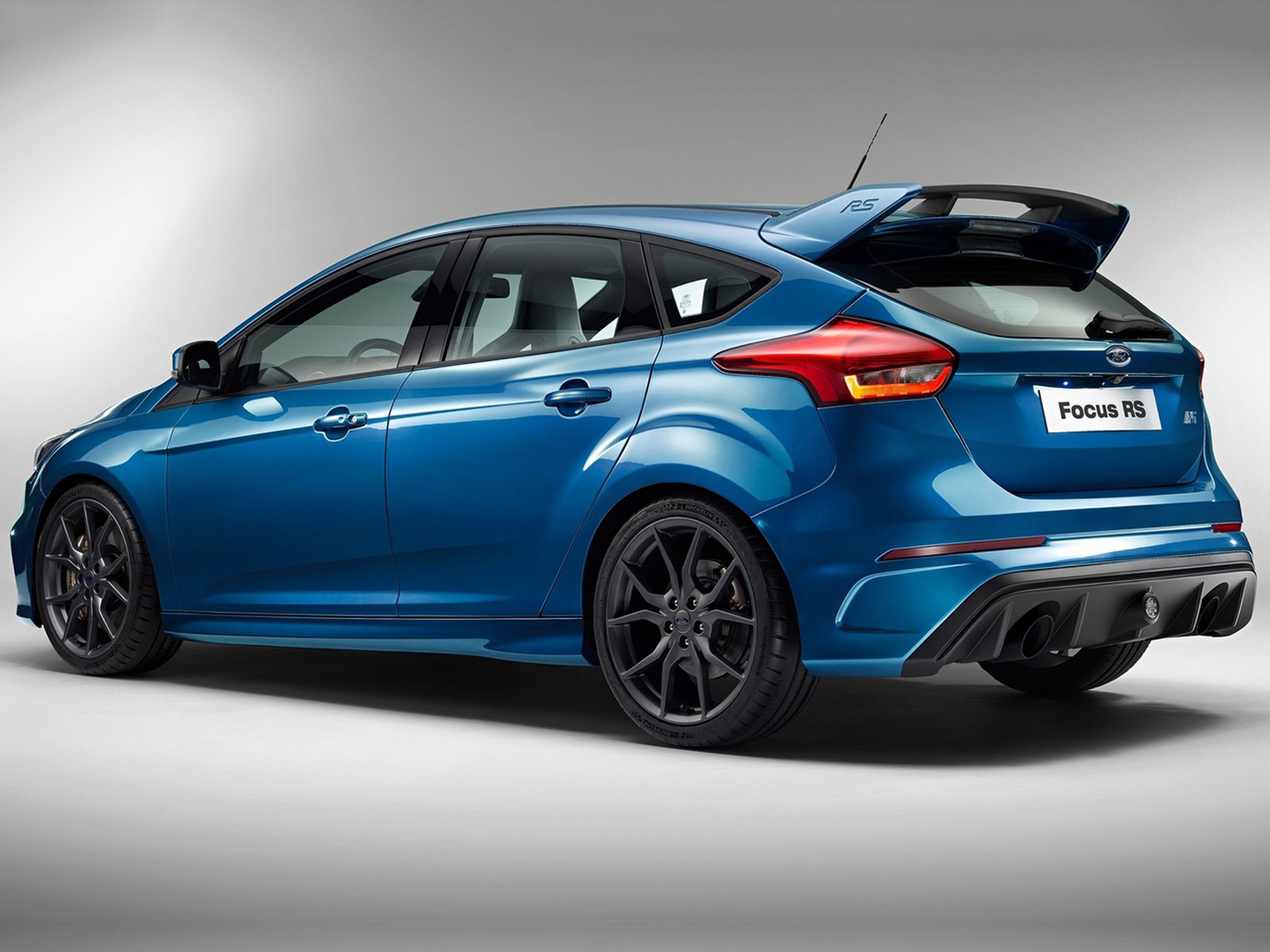 Ford-Focus_RS_2016_C02