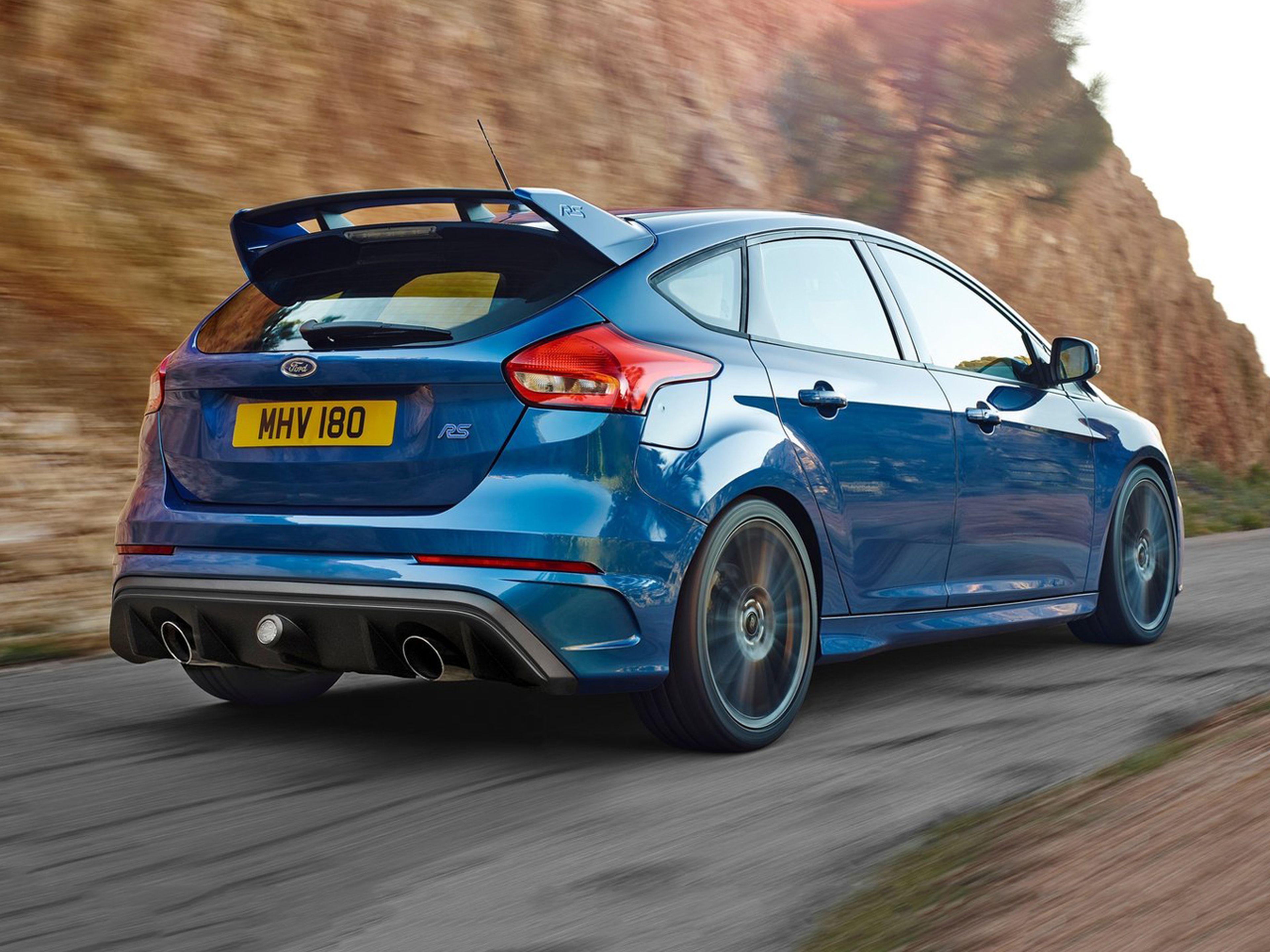 Ford-Focus_RS_2016_C08