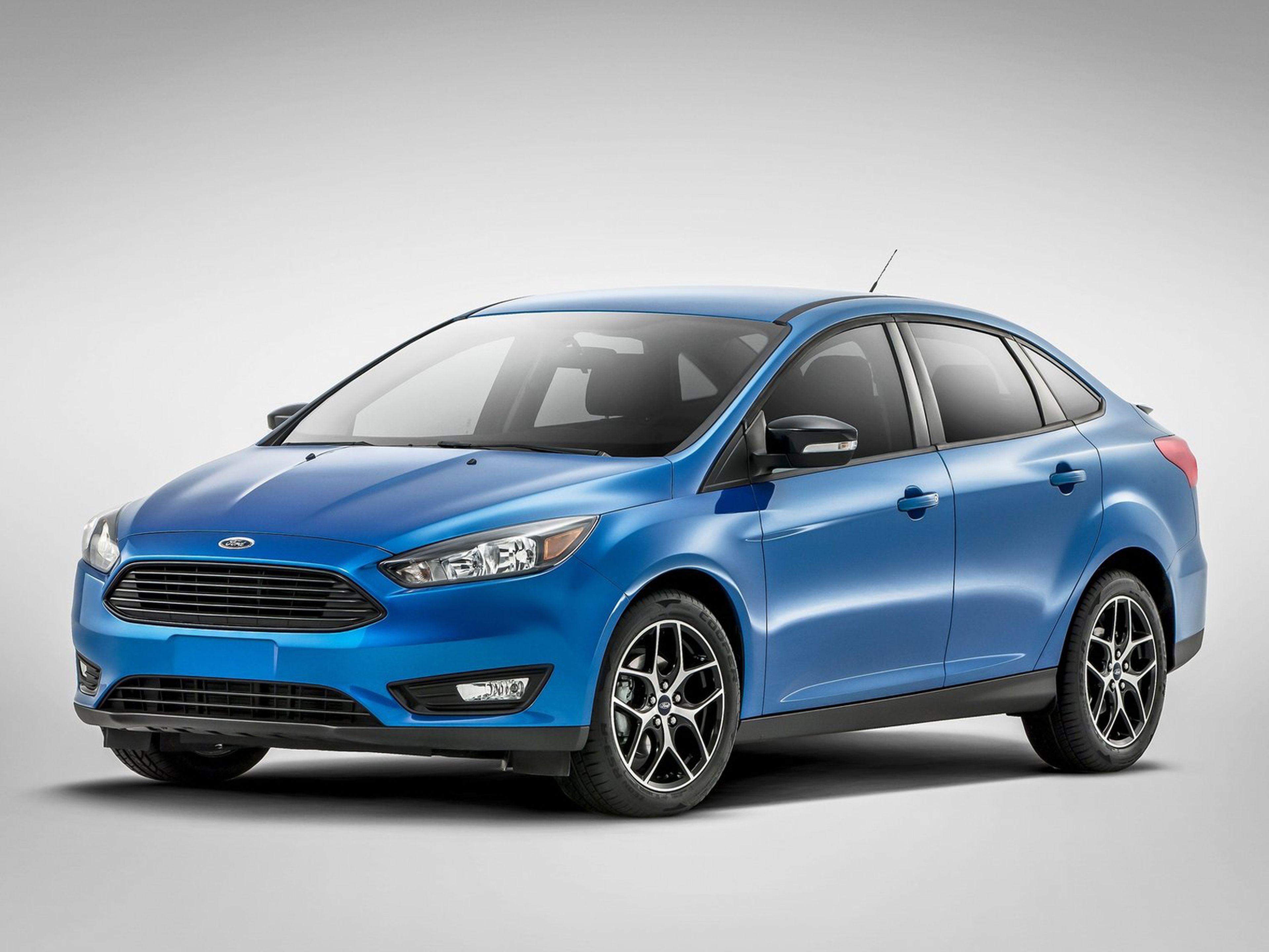 Ford-Focus_Sedan_2015_01