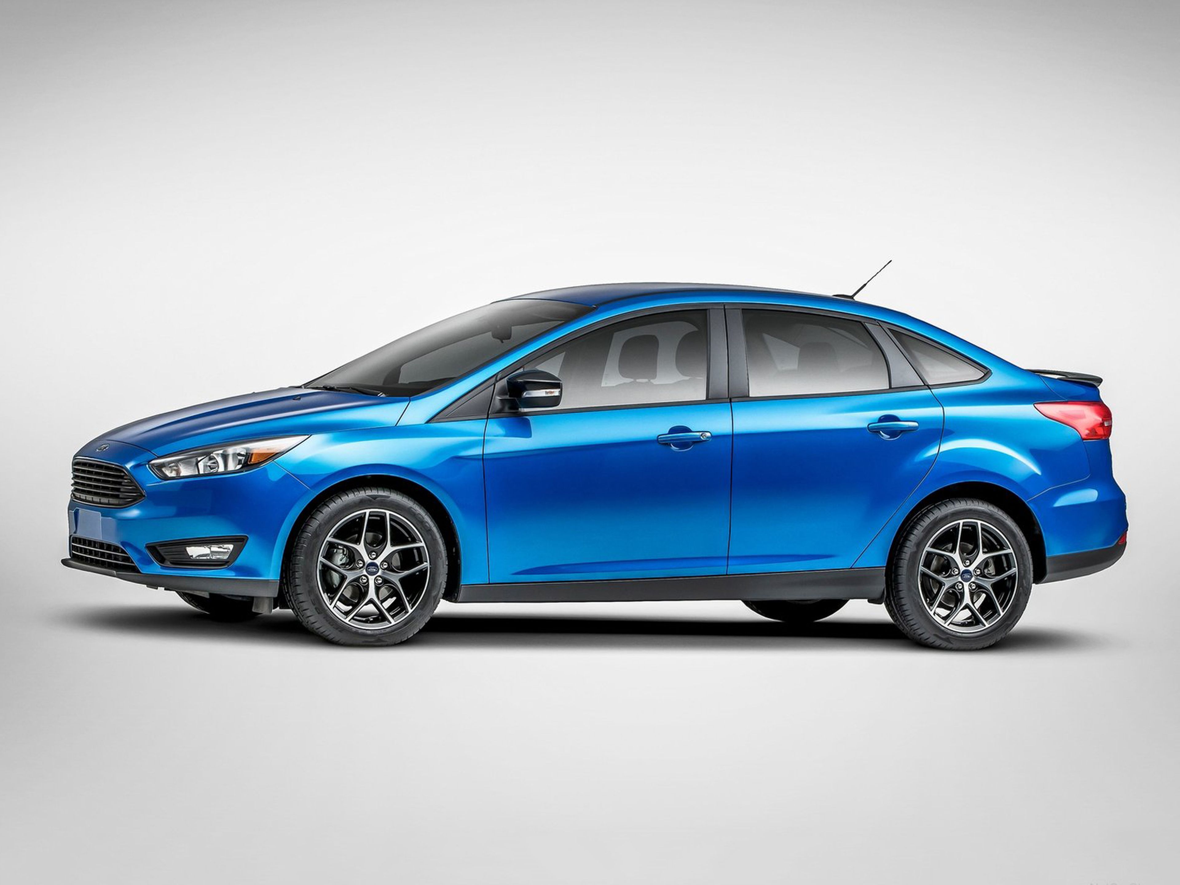 Ford-Focus_Sedan_2015_02