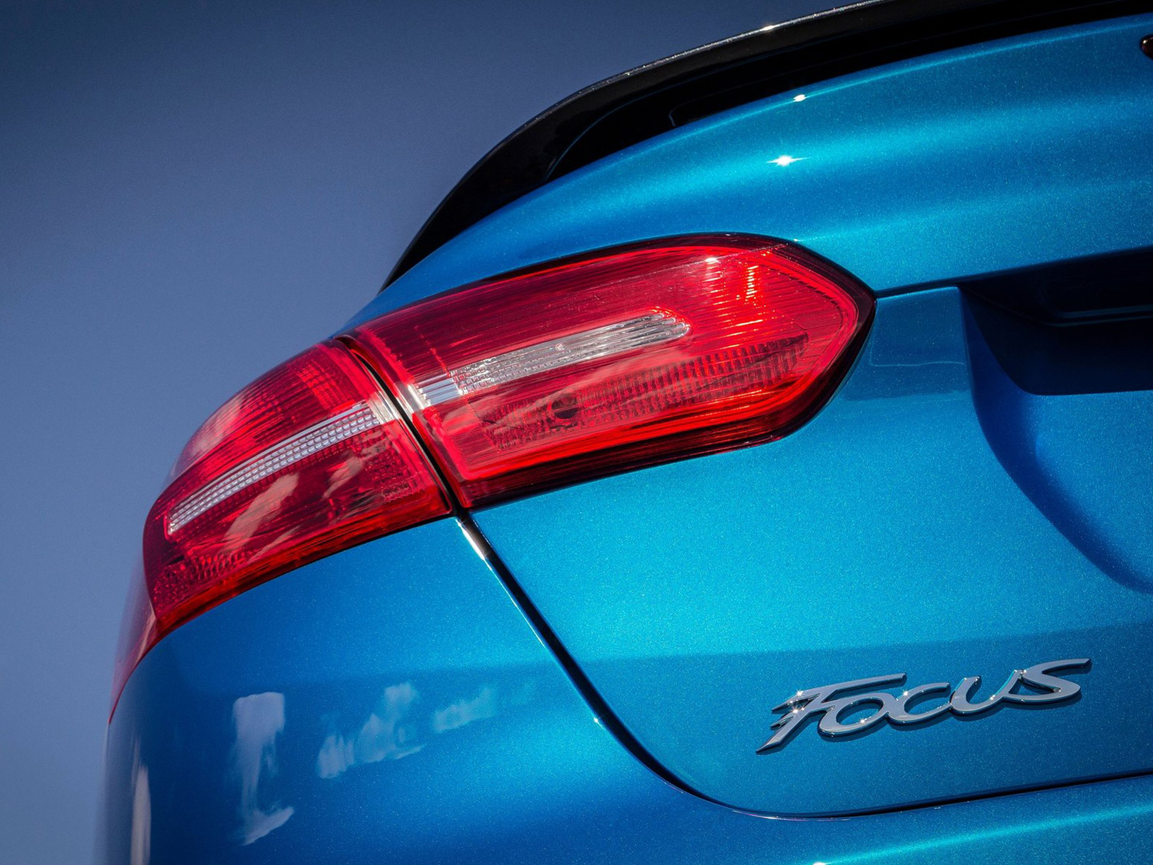 Ford-Focus_Sedan_2015_05