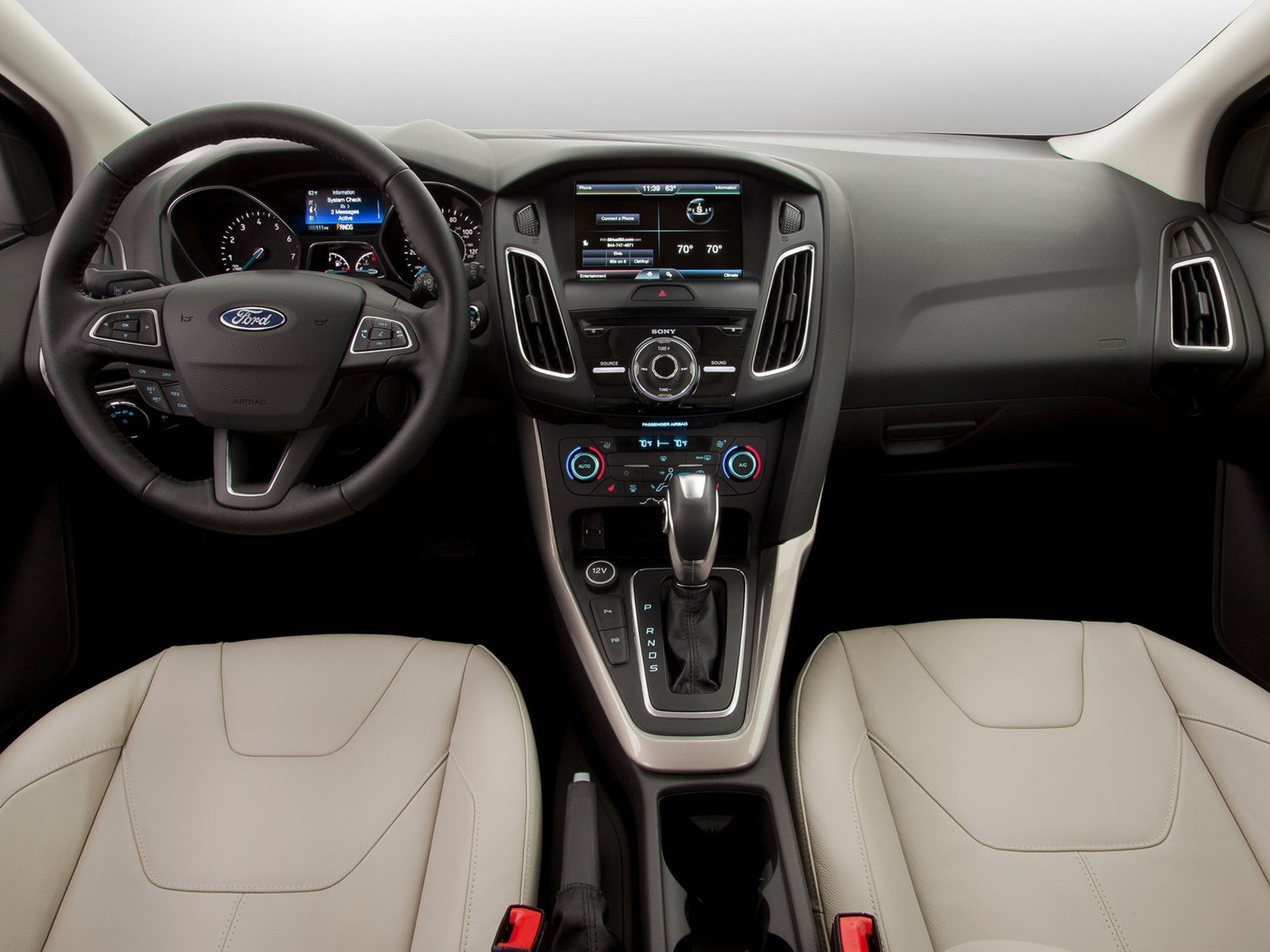 Ford-Focus_Sedan_2015_07