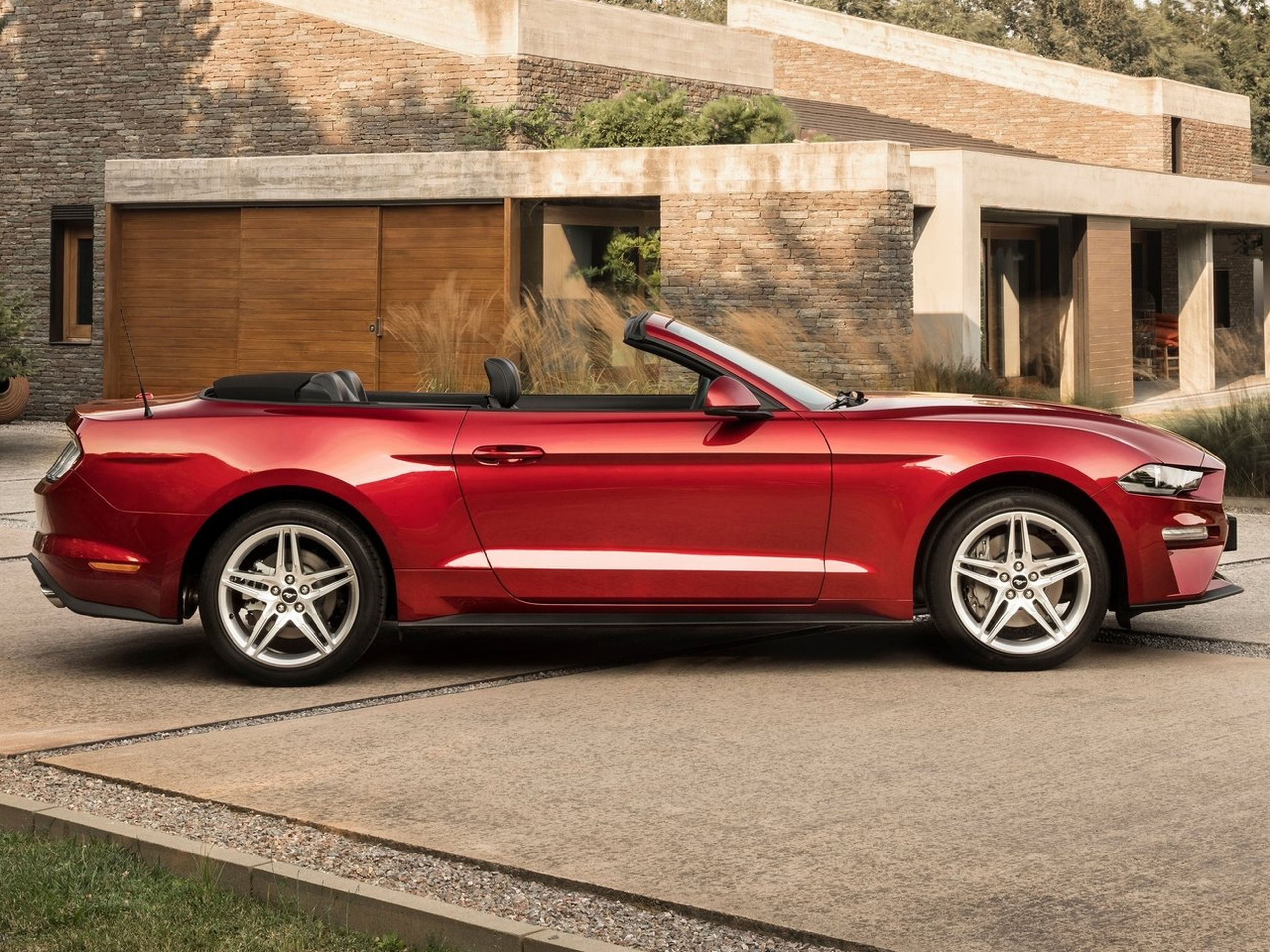 Ford-Mustang_Convertible_2018-C02