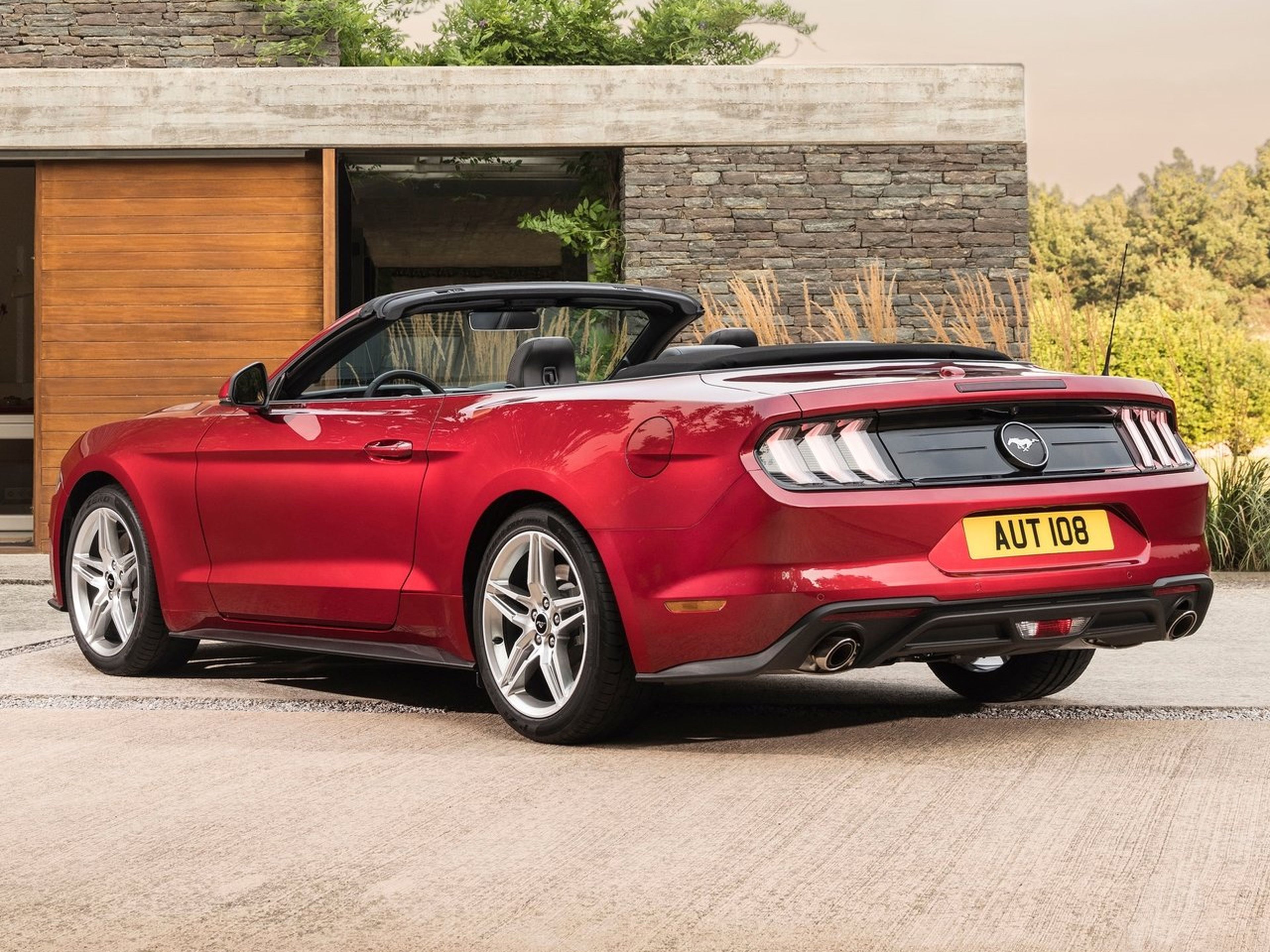 Ford-Mustang_Convertible_2018-C03