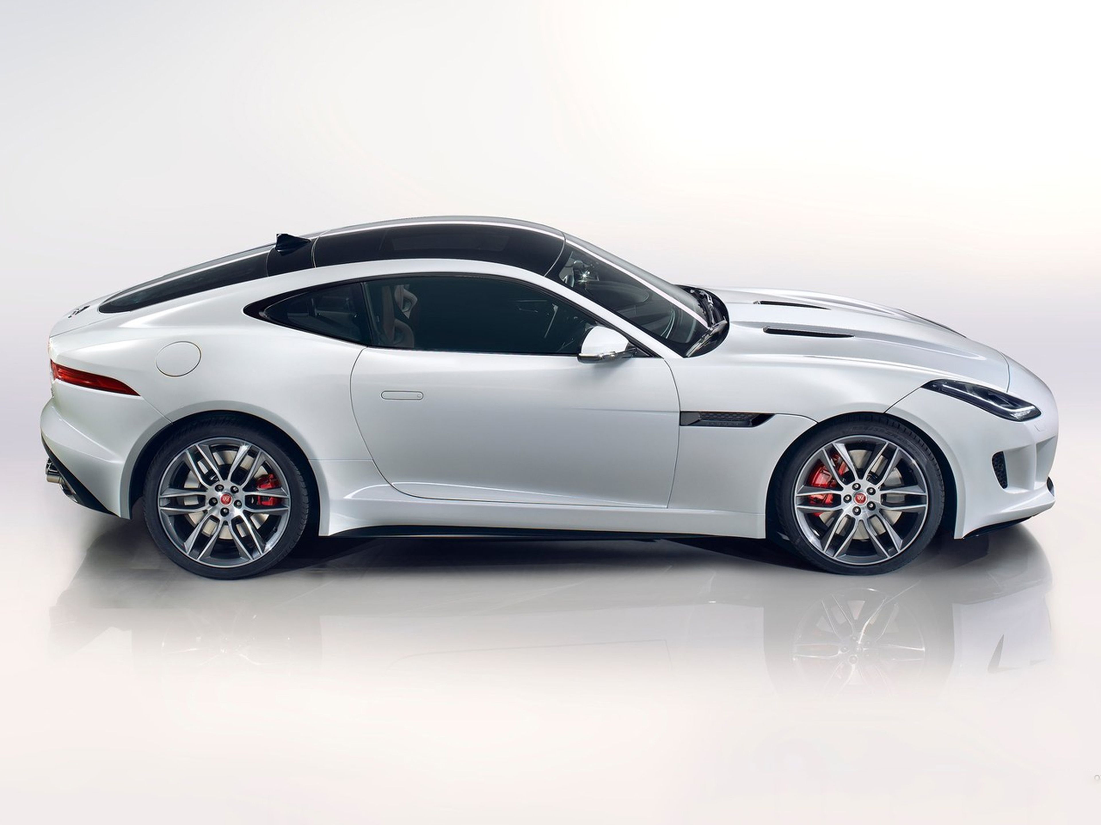 Jaguar-F-Type_R_Coupe_2015_C02
