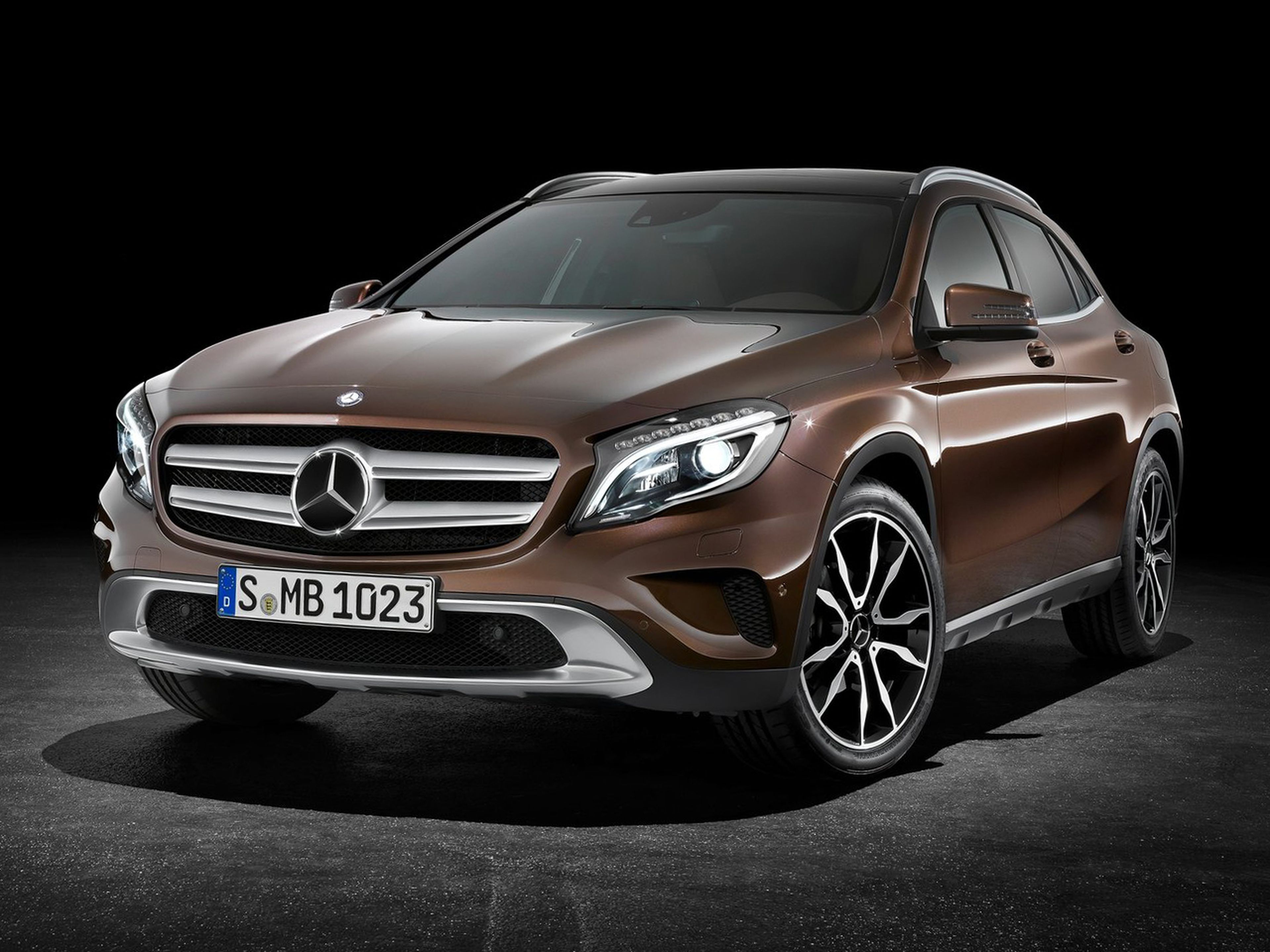 Mercedes-GLA-2015-C01