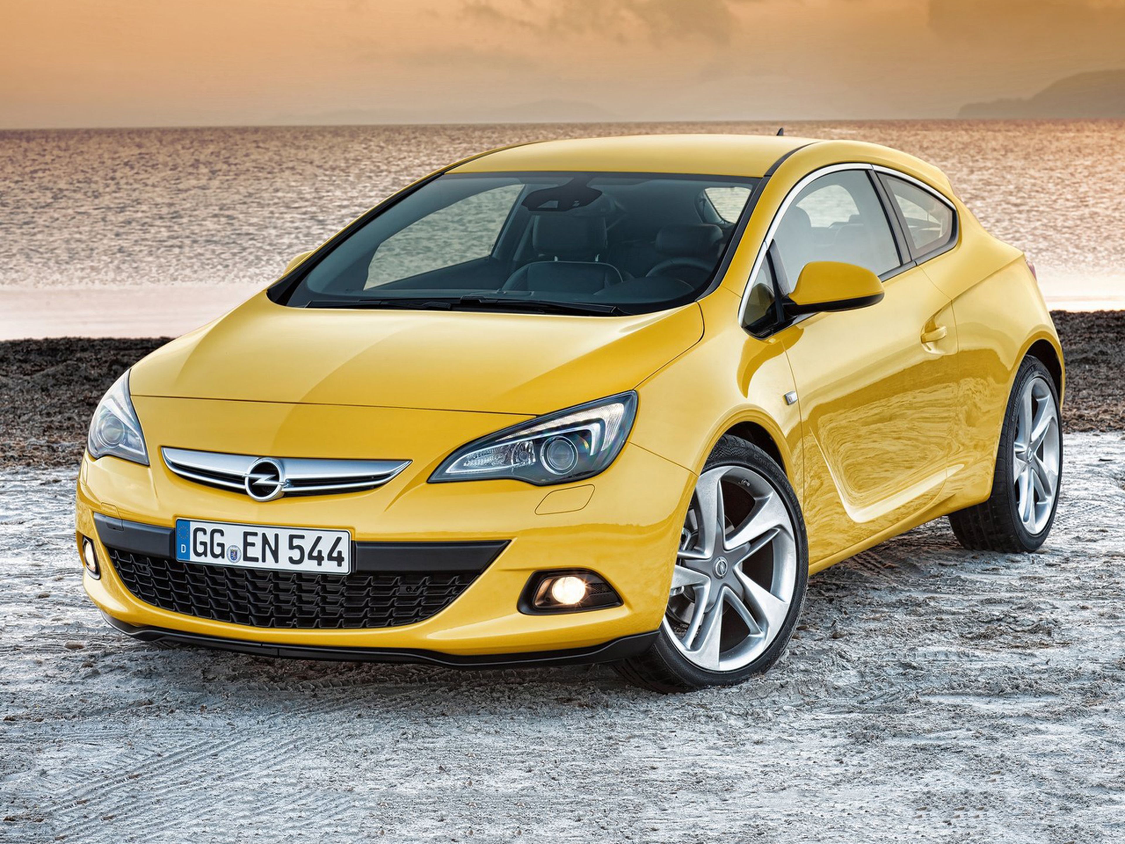 Opel-Astra_GTC_2012_C01