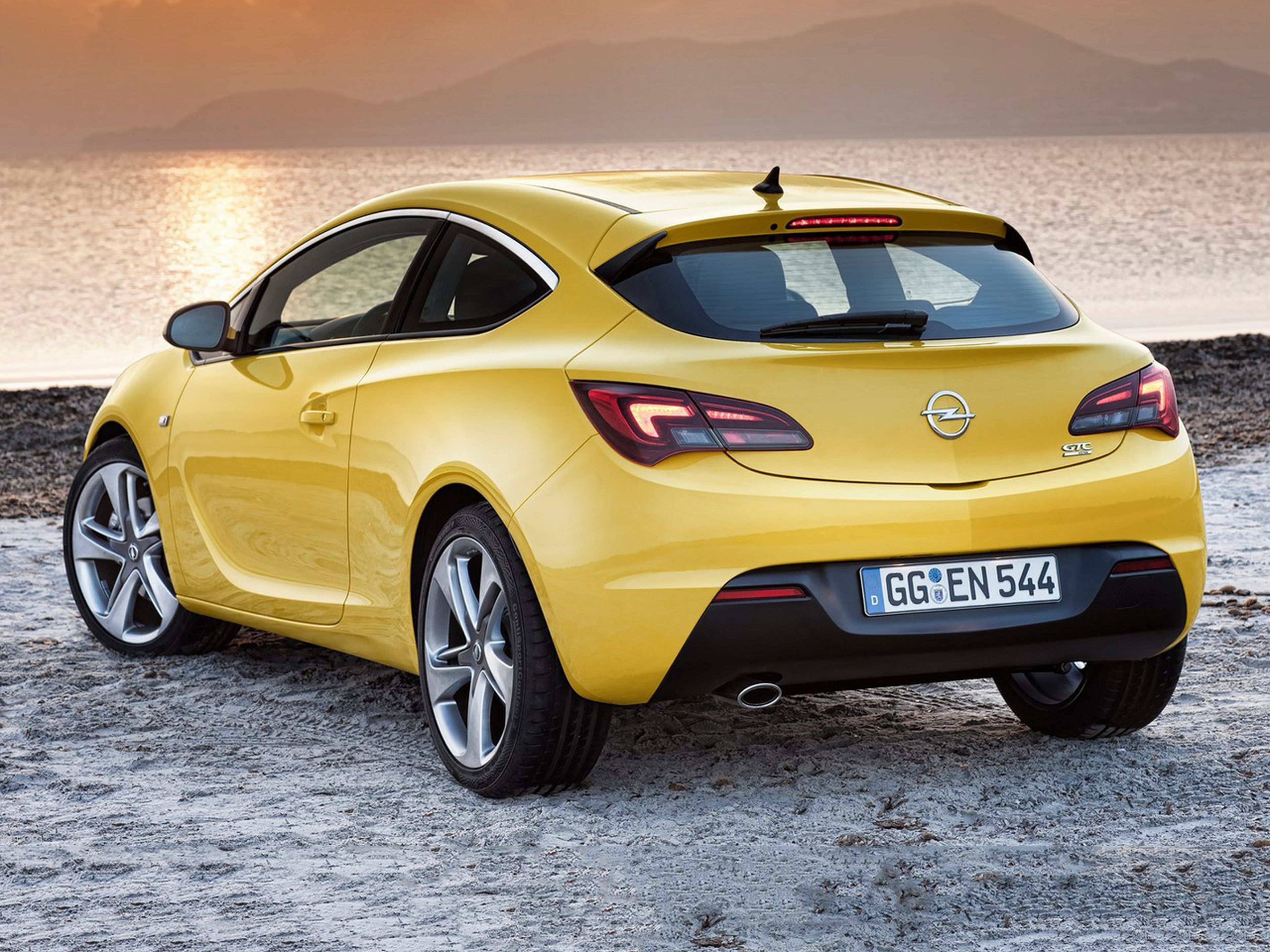 Opel-Astra_GTC_2012_C03