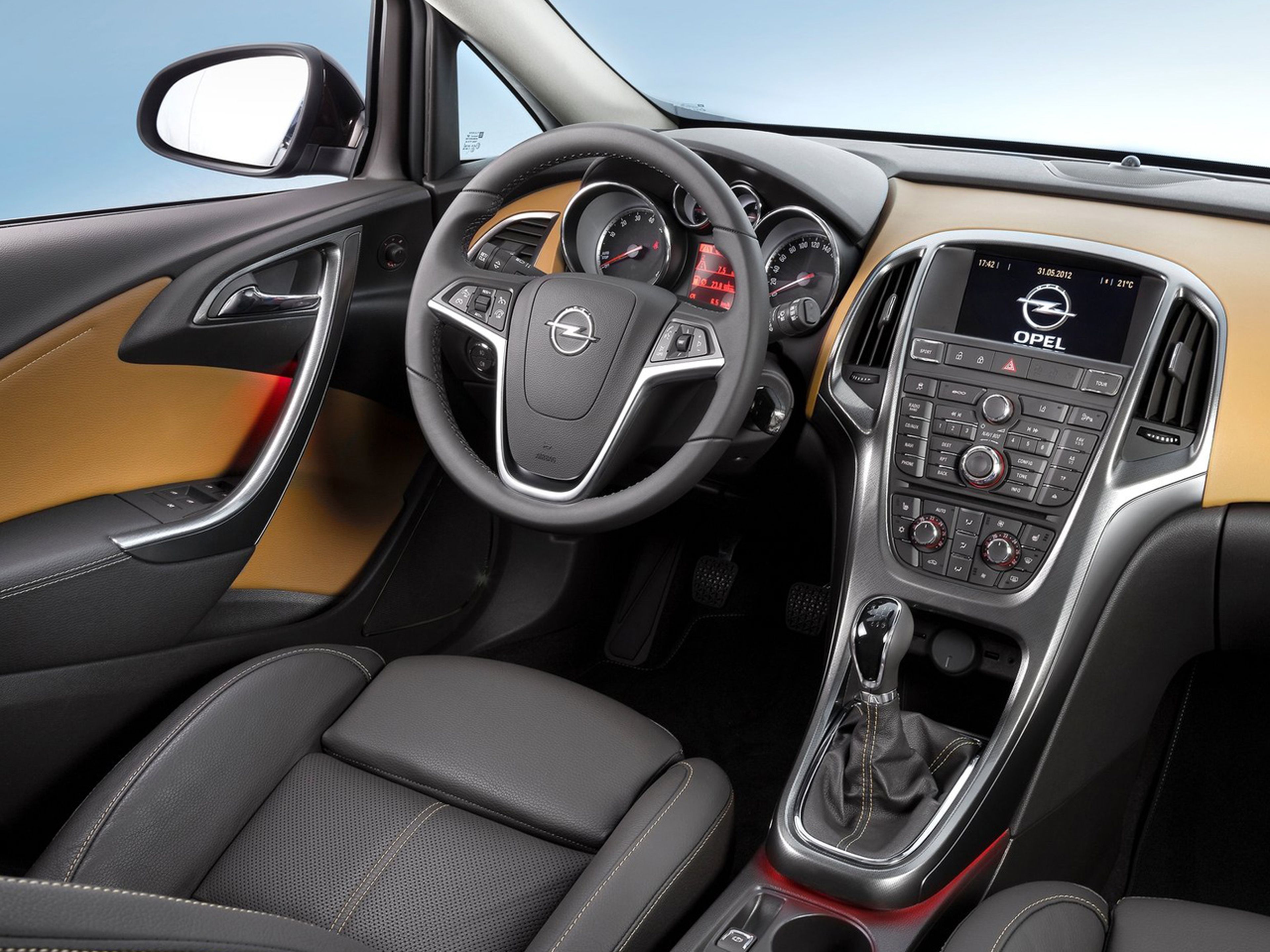 Opel-Astra_Sedan_2013_C03