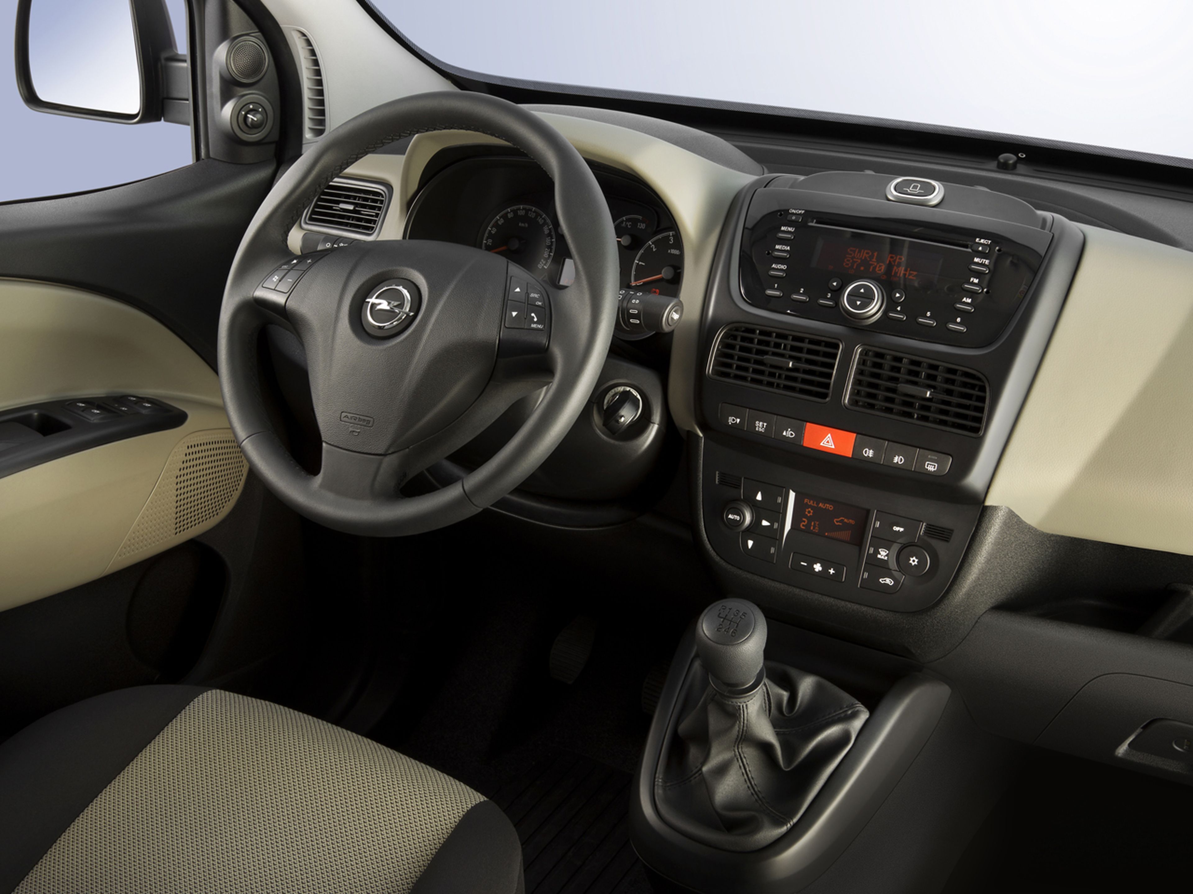 Opel-Combo-2015_C04