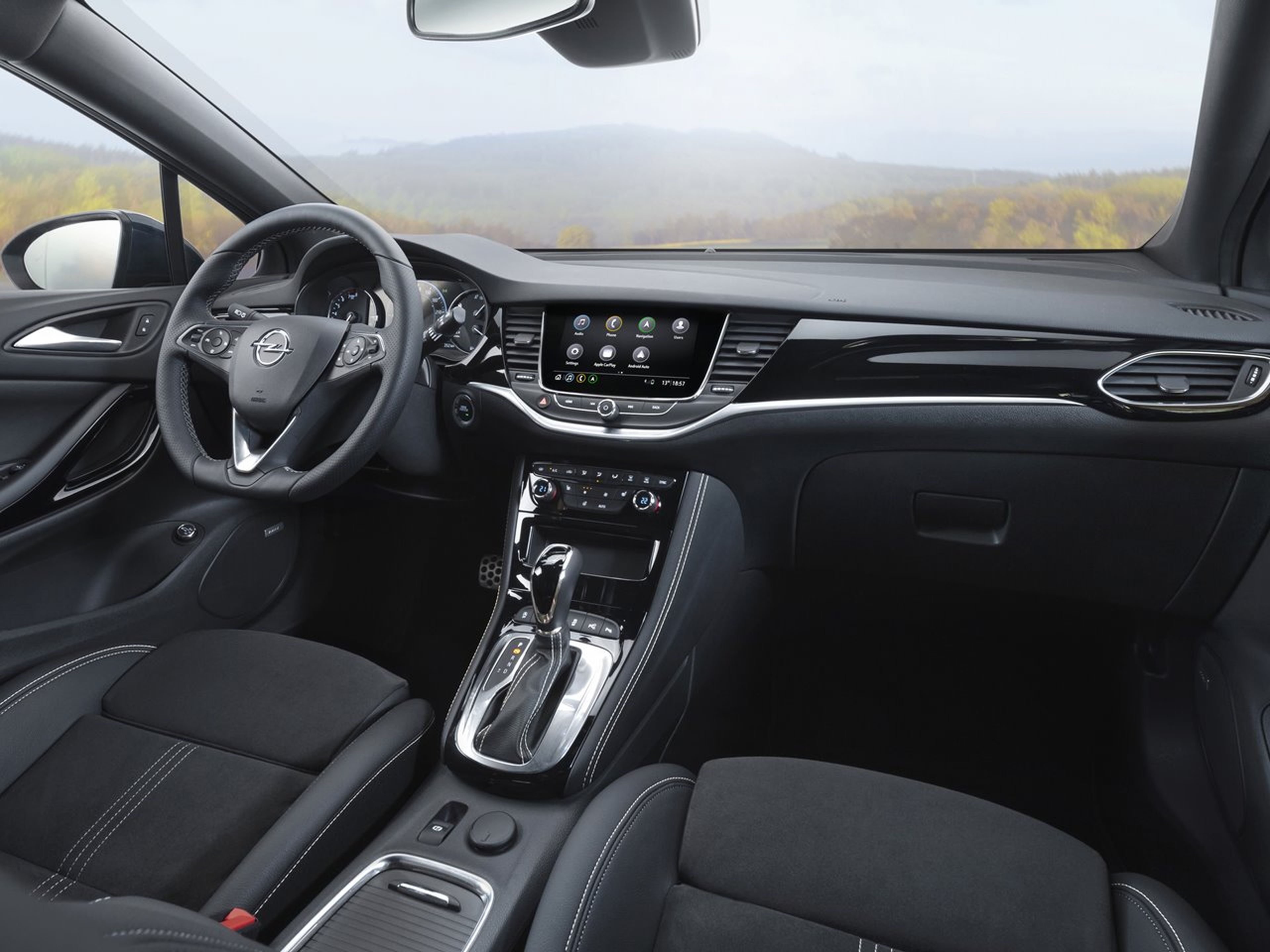 Opel Astra 5 puertas 2020 volante e interior