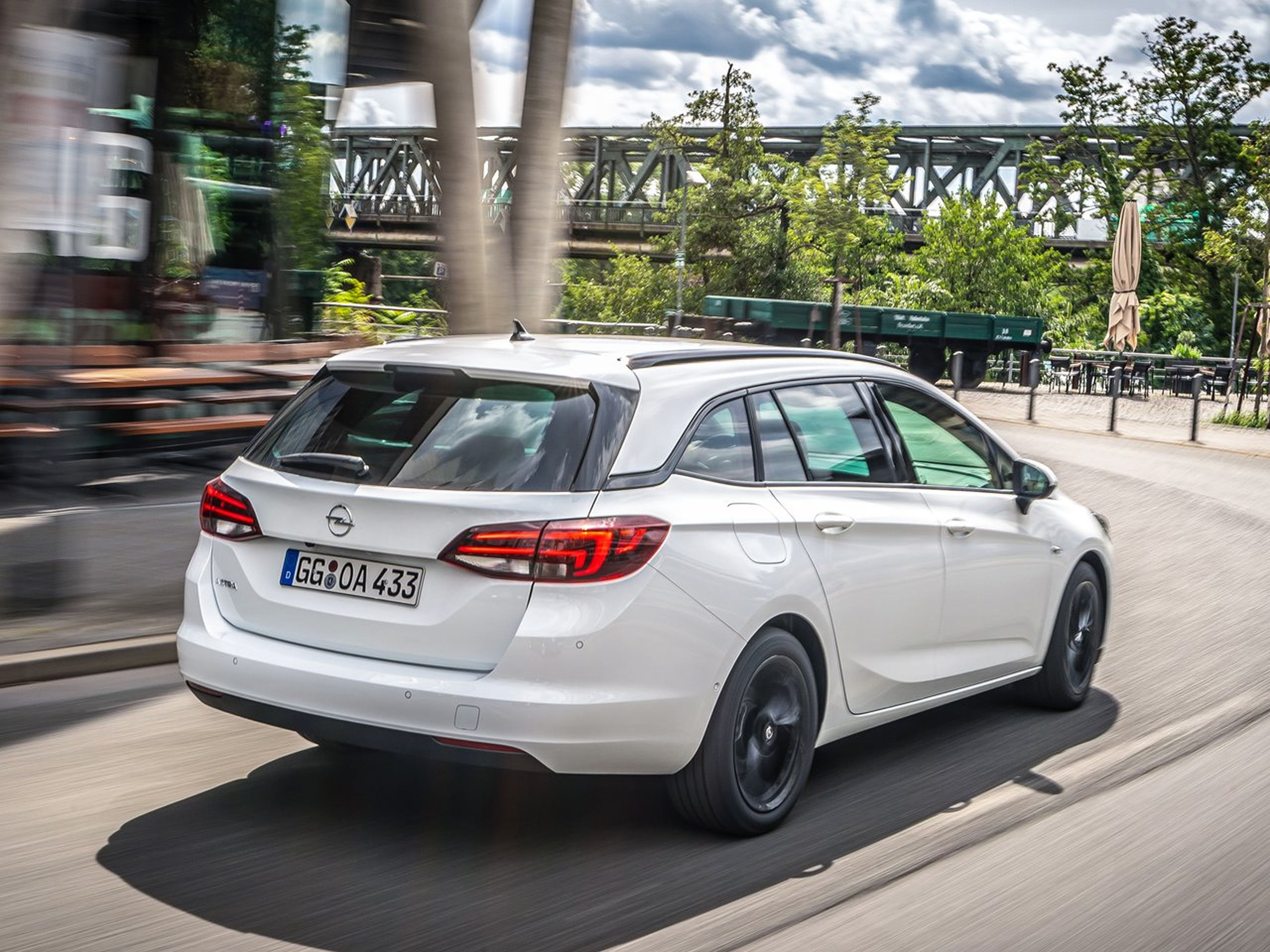 Opel Astra Sport Tourer 2020 trasera
