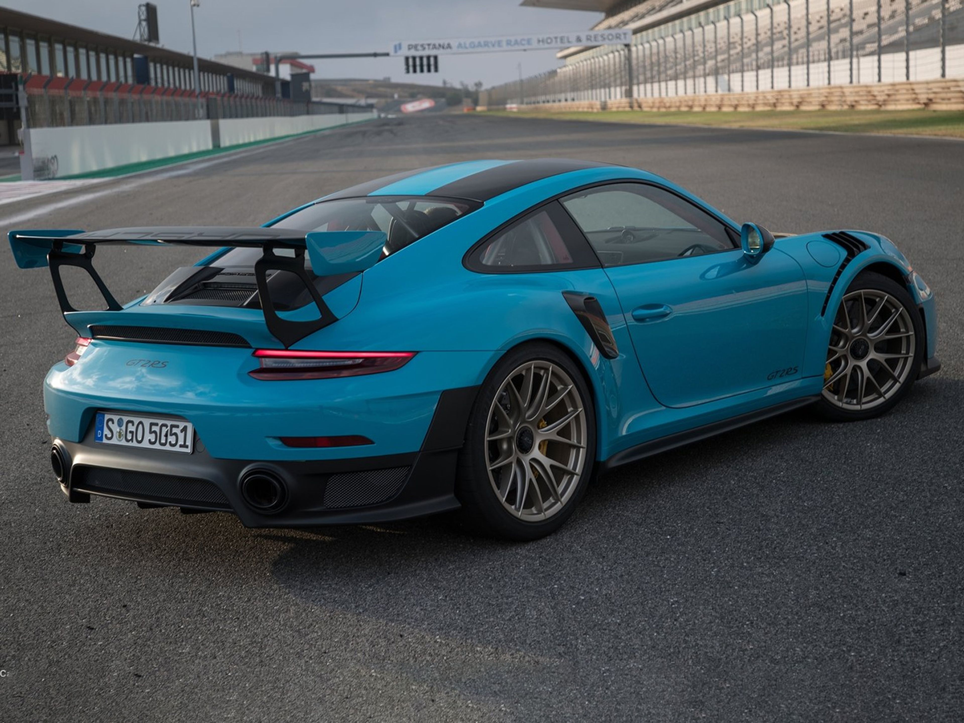 Porsche-911_GT2_RS-2018-C03