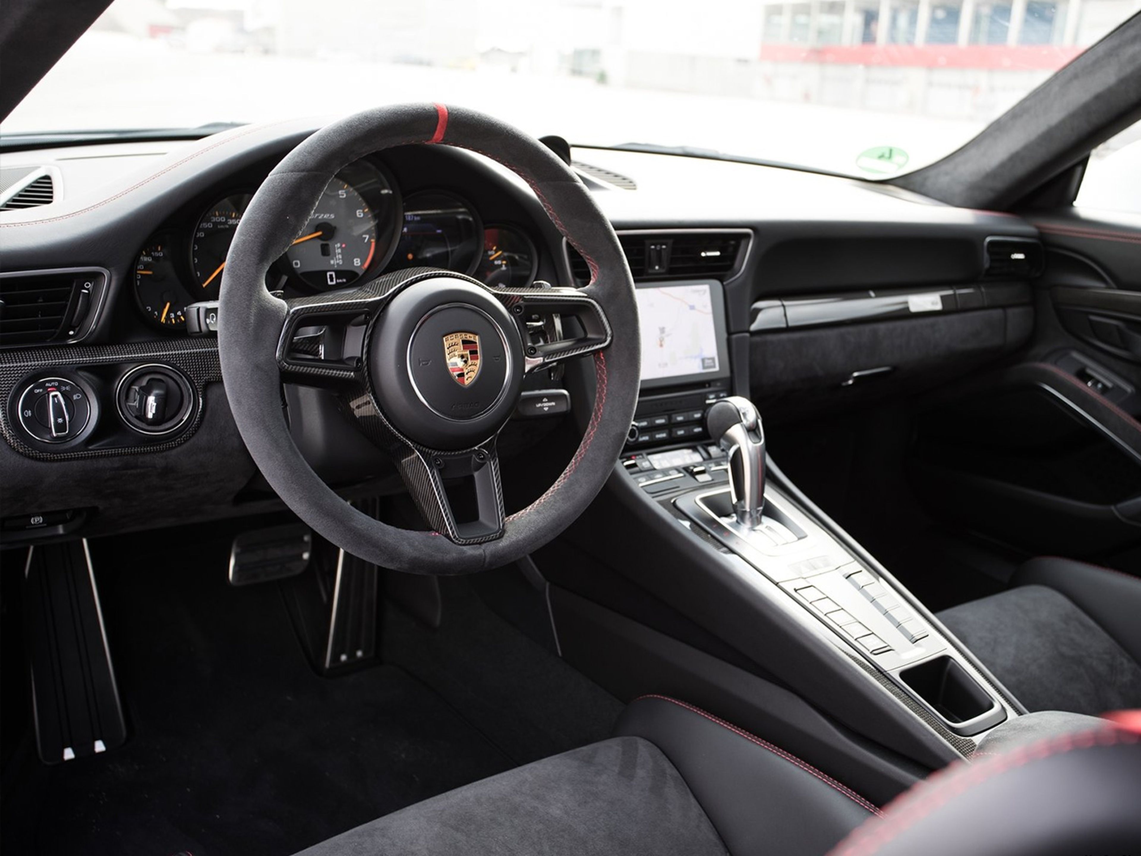 Porsche-911_GT2_RS-2018-C04