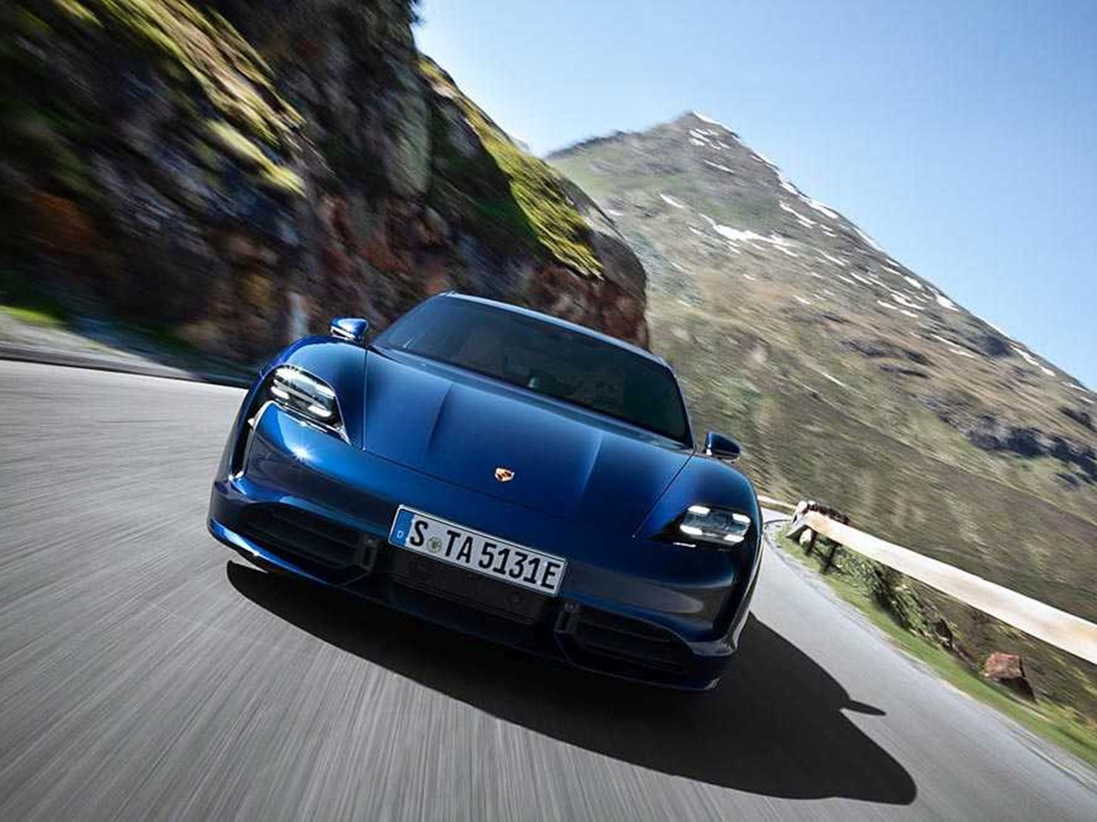Porsche Taycan dinámica azul