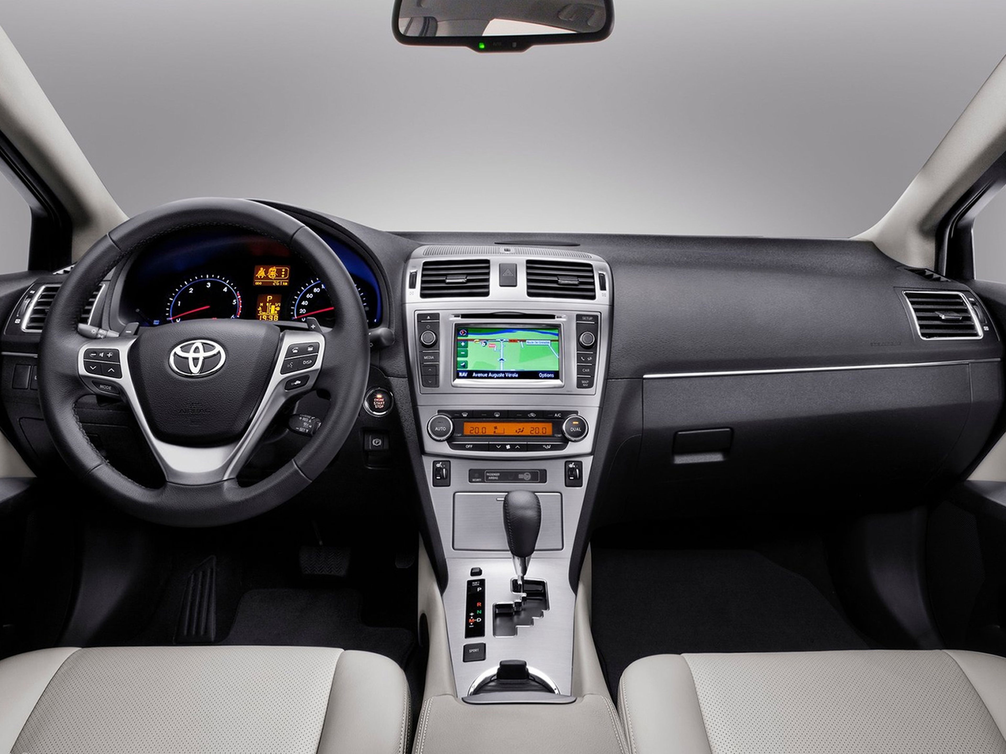 Toyota-Avensis-2012-C03