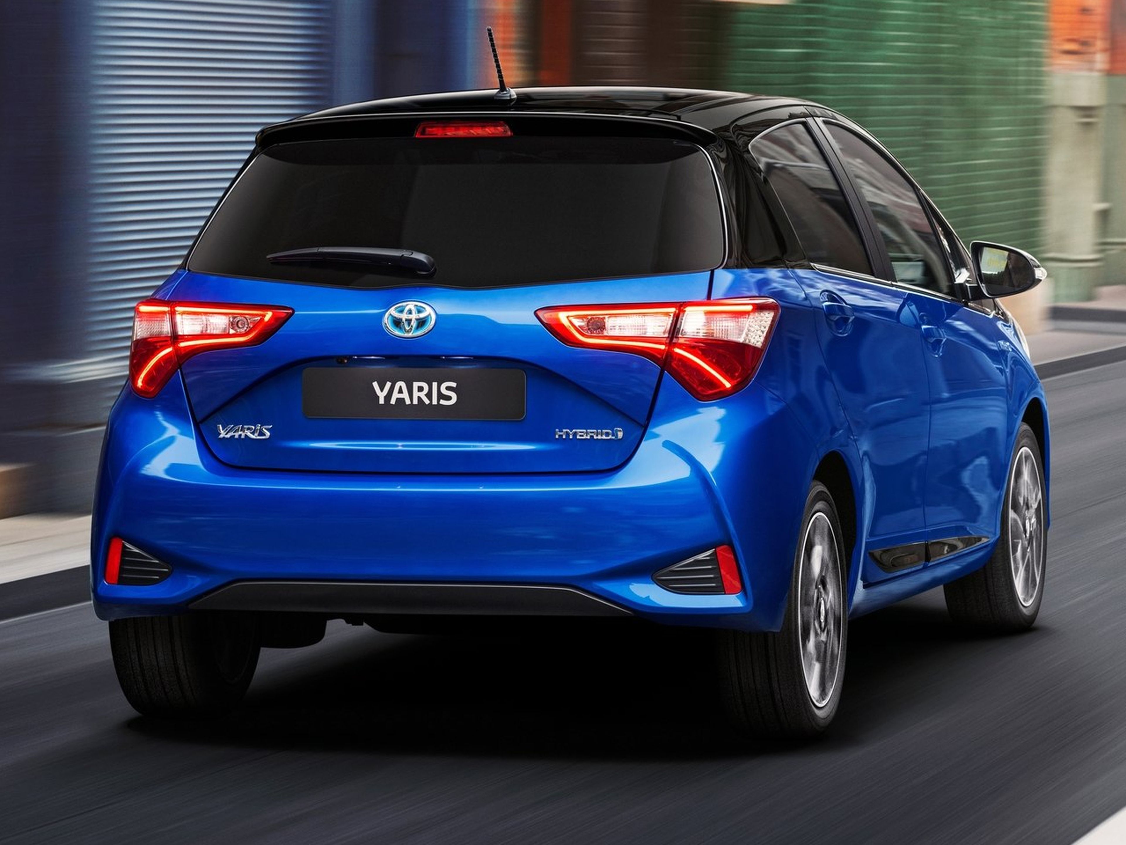Toyota-Yaris-Hybrid-2017-C08
