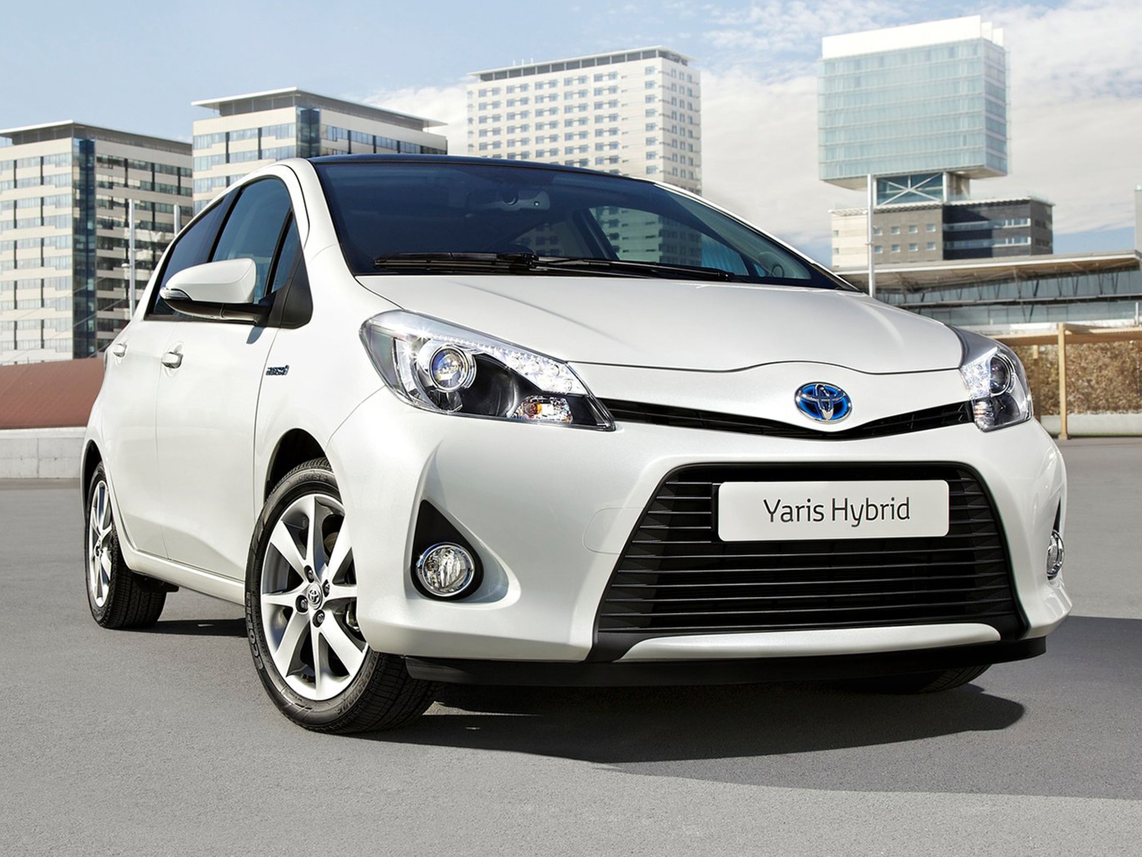 Toyota-Yaris_Hybrid-2013-C01