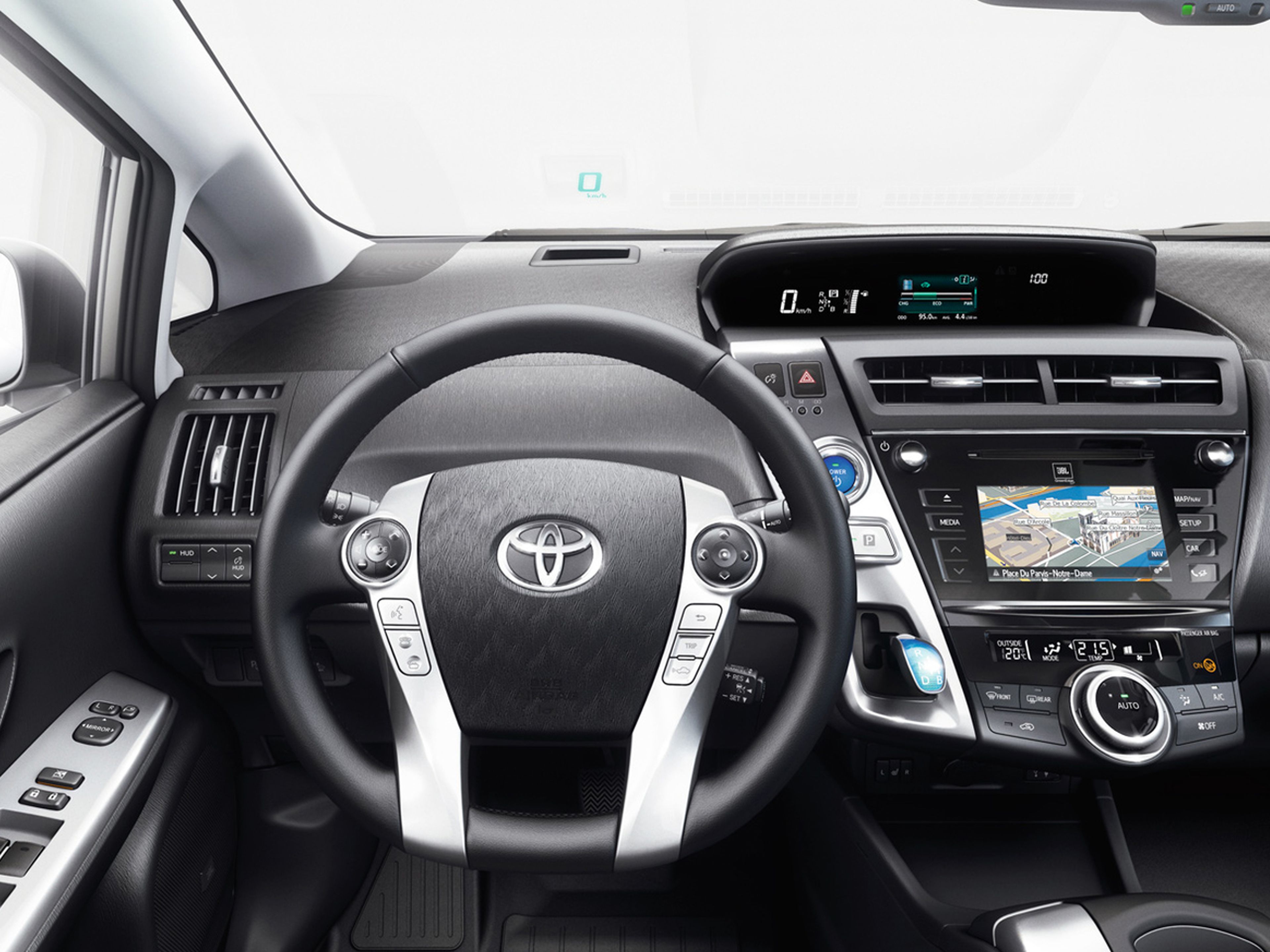 Toyota_PriusPlus_2015_C05