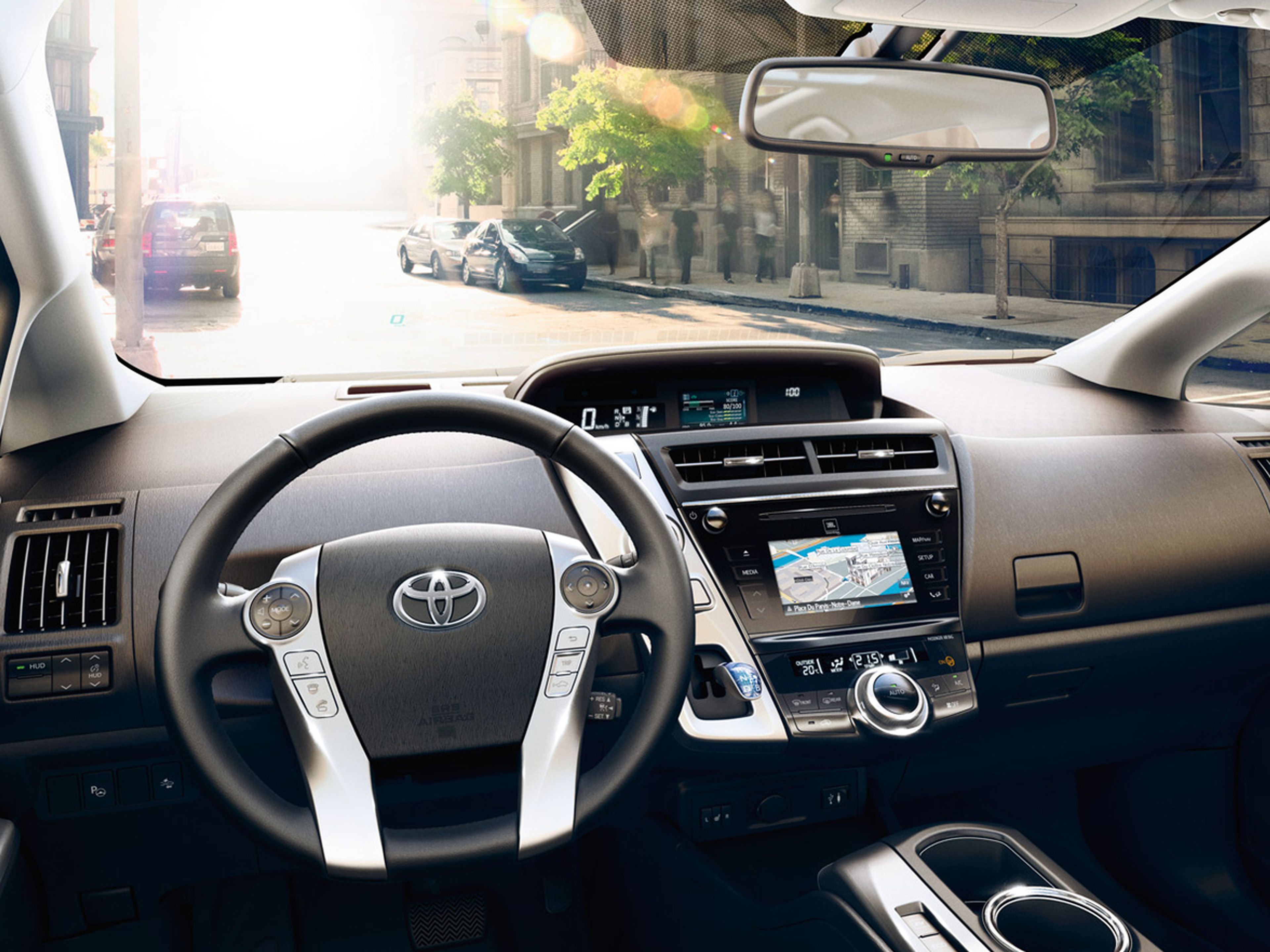 Toyota_PriusPlus_2015_C06