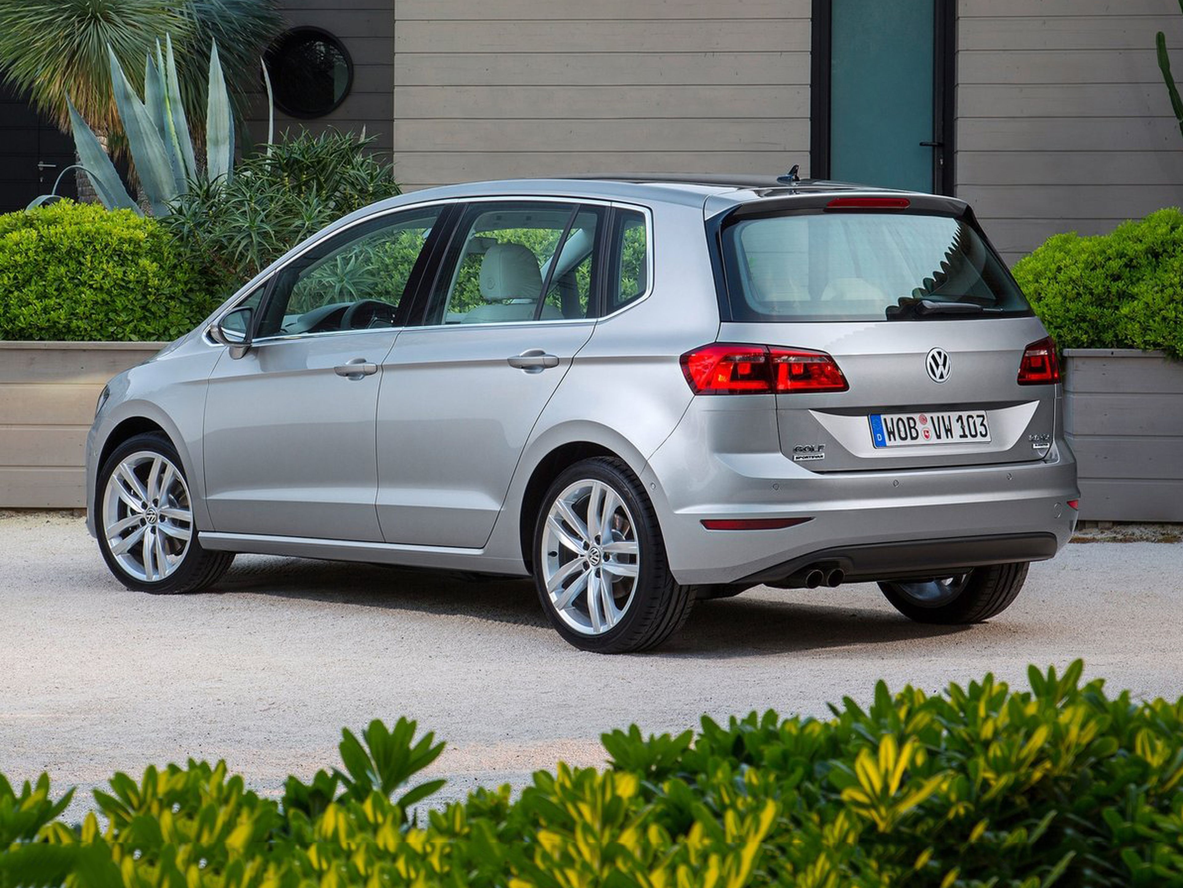 VW-Golf_Sportsvan_2014_C03