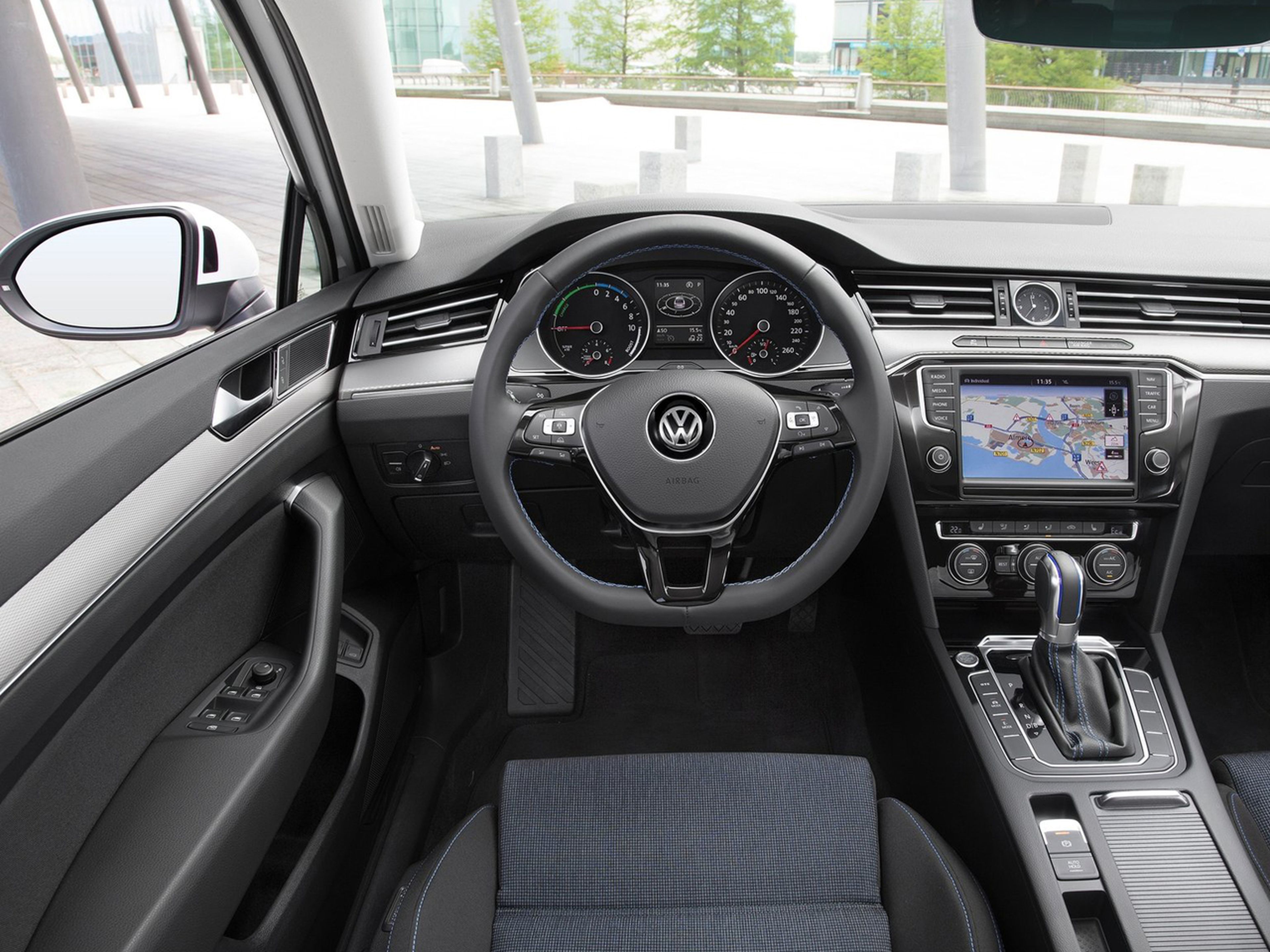 VW-Passat_Variant_GTE_2015_C04