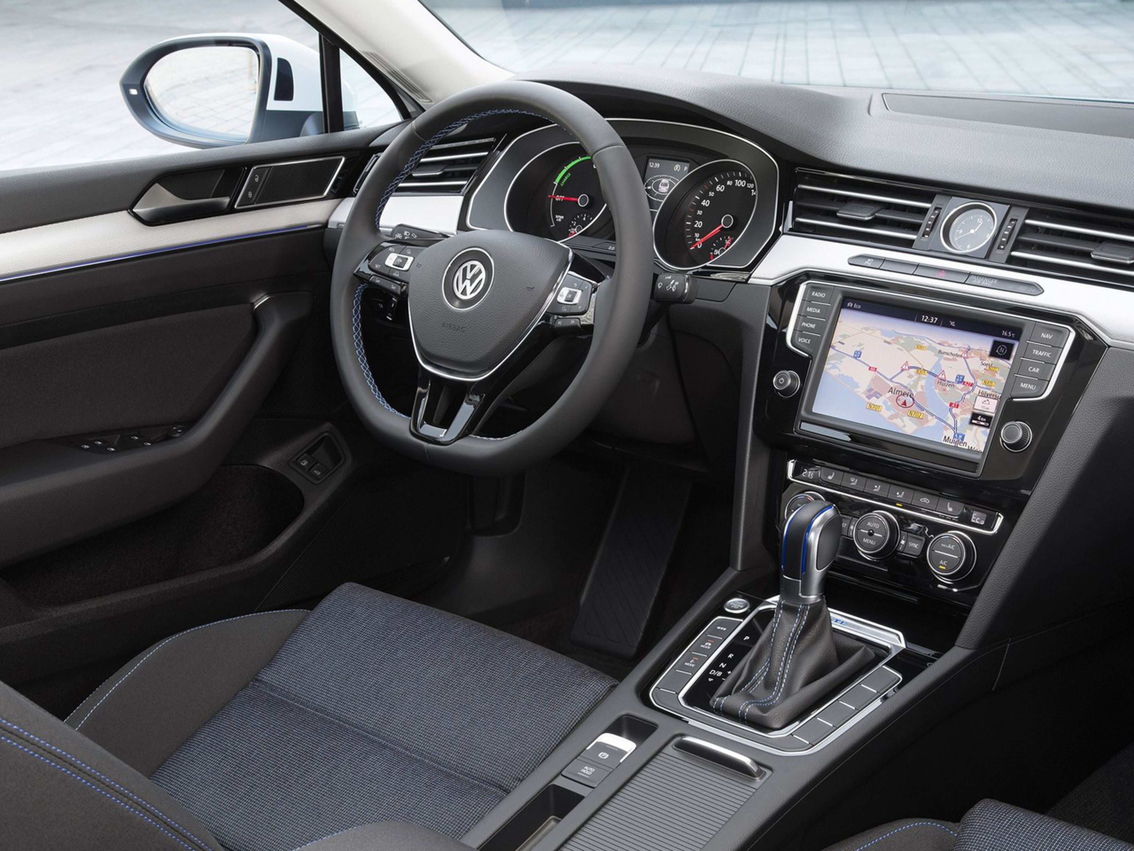 VW-Passat_Variant_GTE_2015_C05