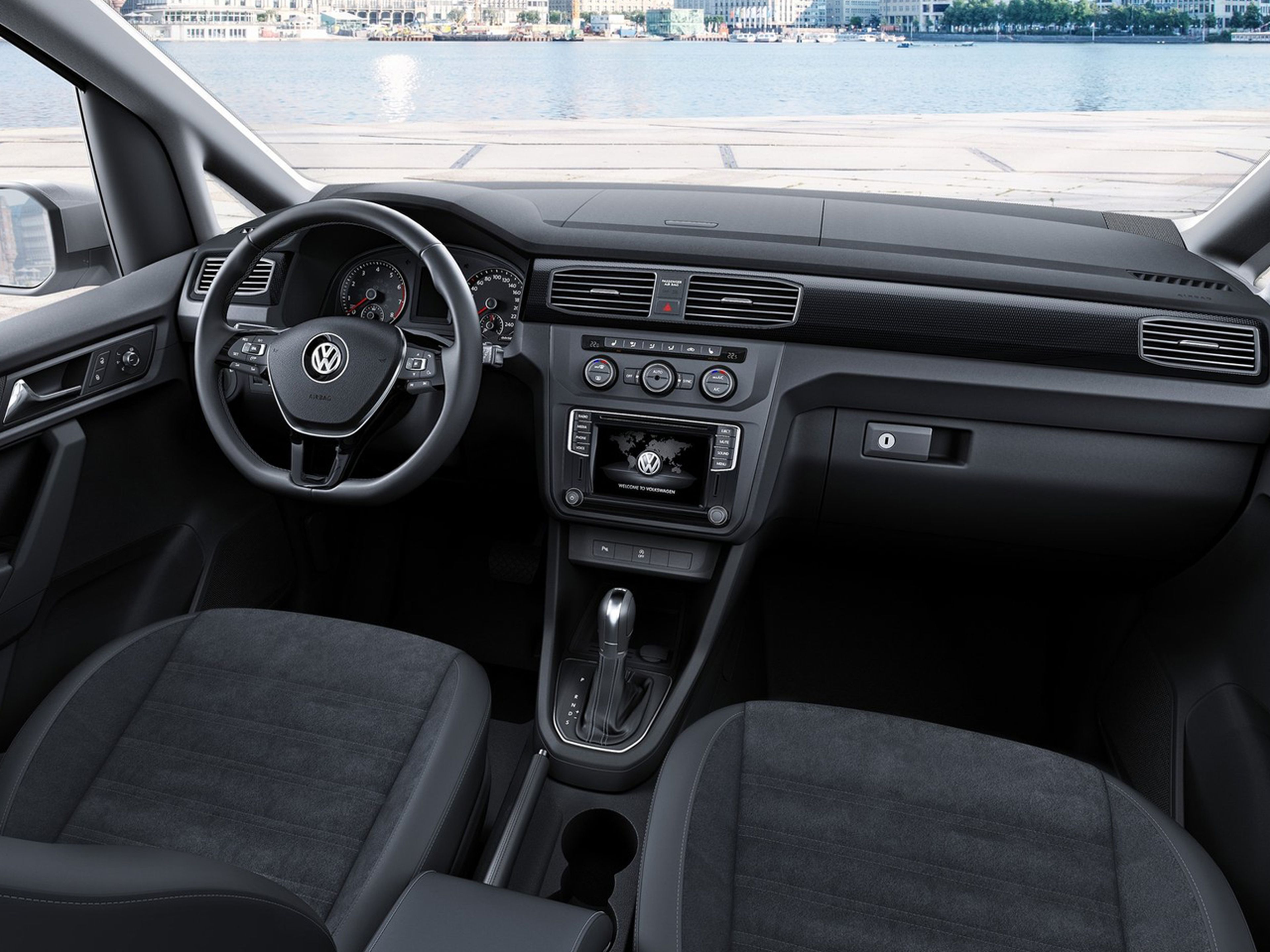 Volkswagen-CaddyMaxi_2016_C04
