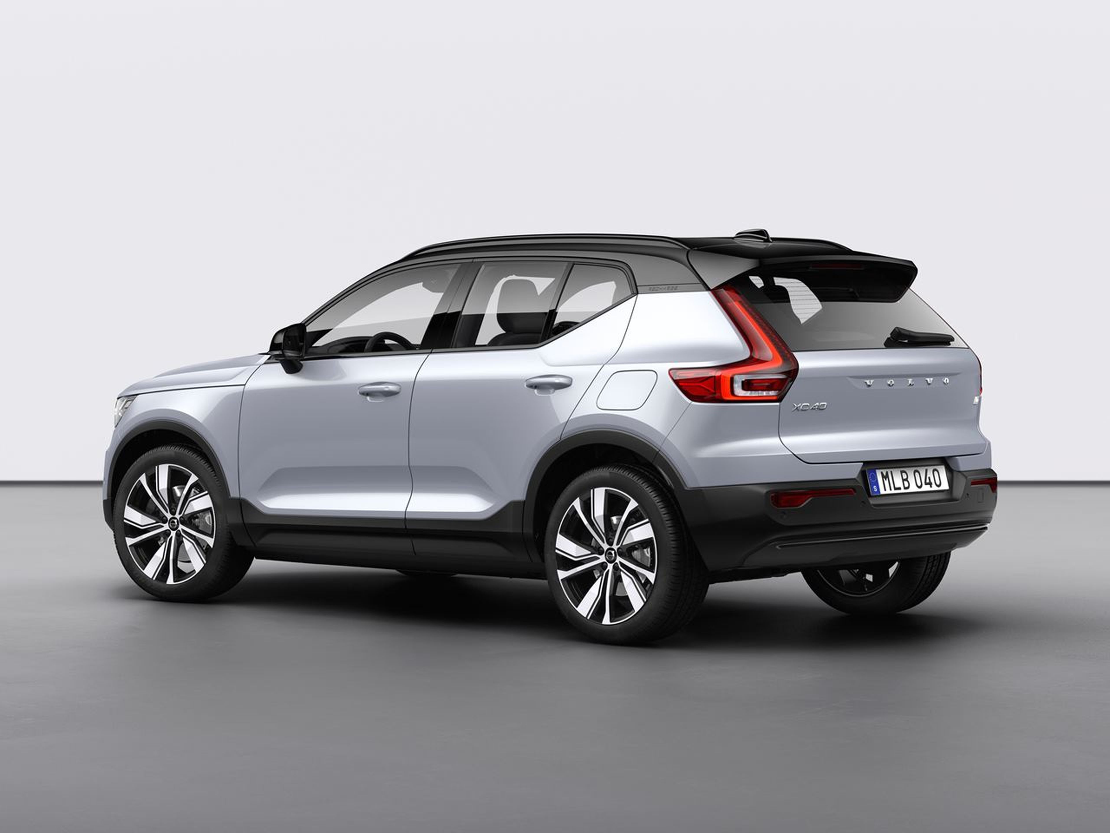 Volvo XC40 eléctrico trasera lateral