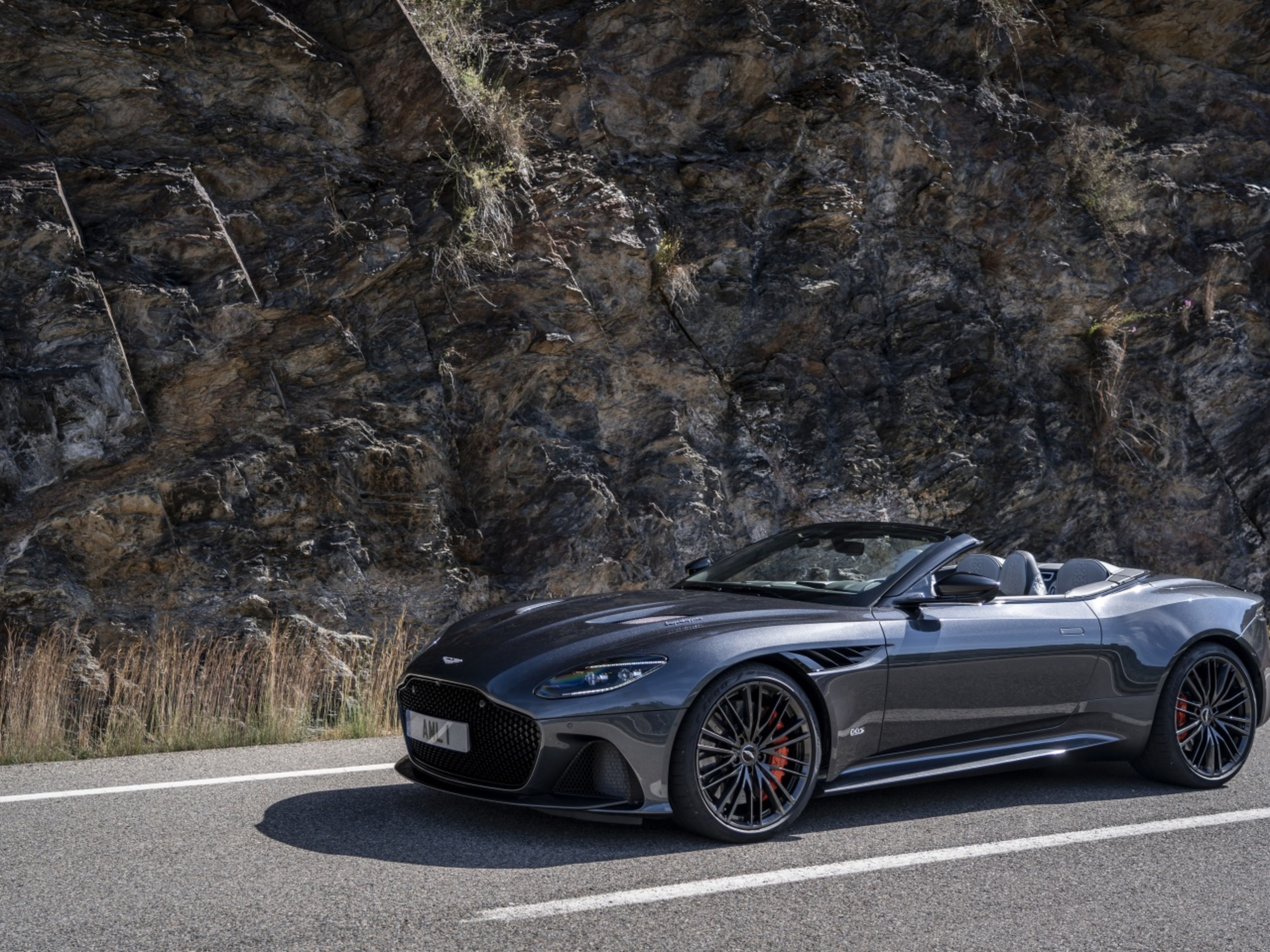 Aston Martin DBS Superleggera Volante dinámica montaña