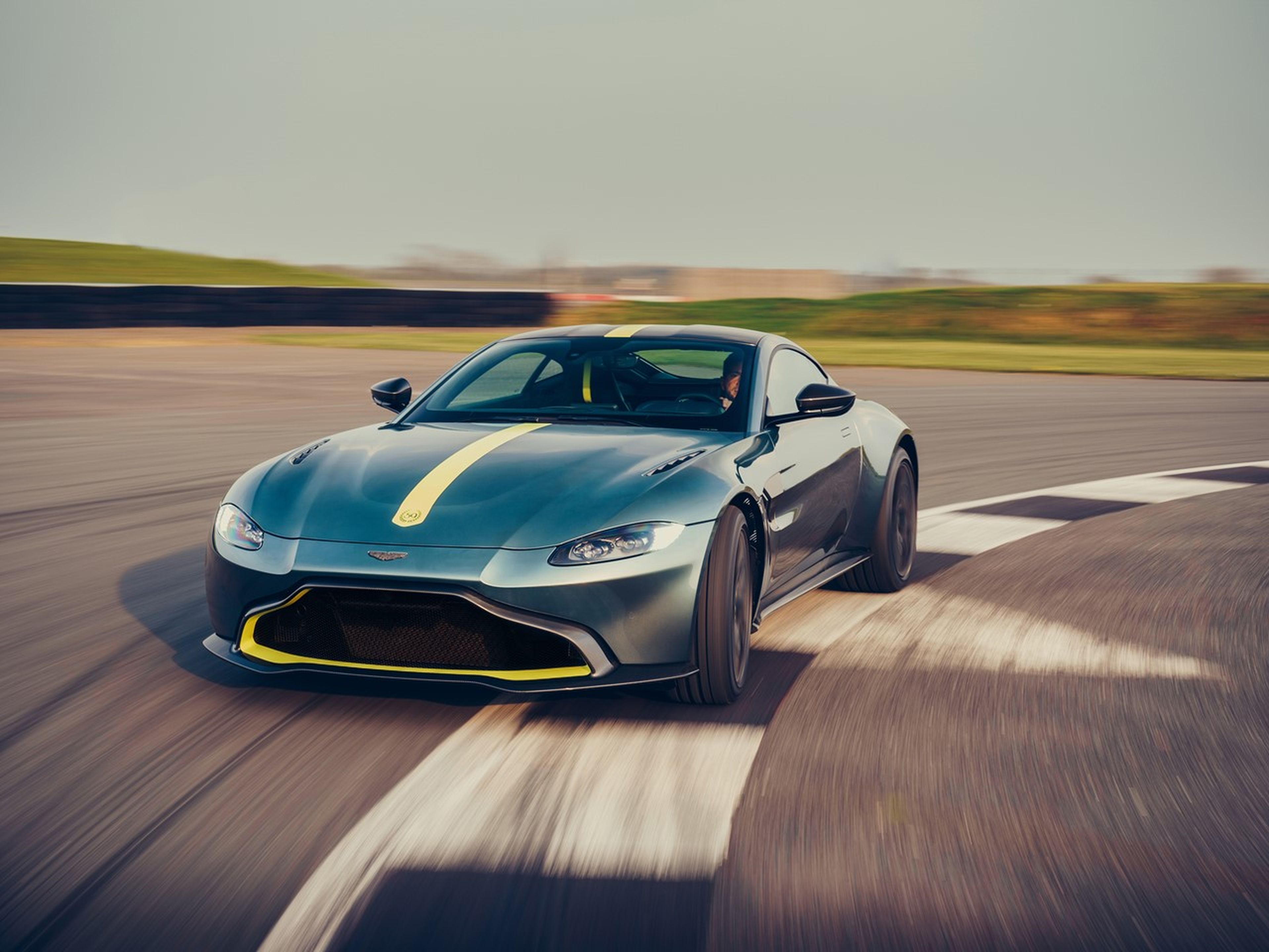 Aston Martin Vantage acción
