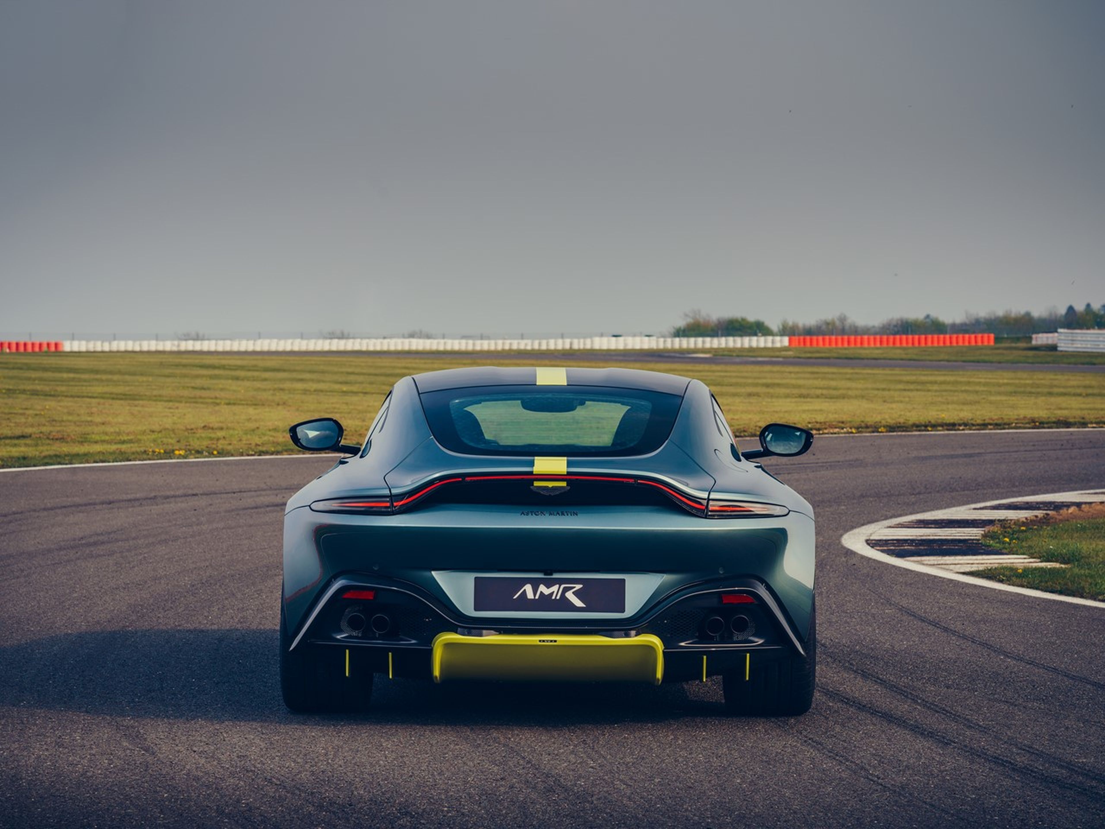 Aston Martin Vantage trasera