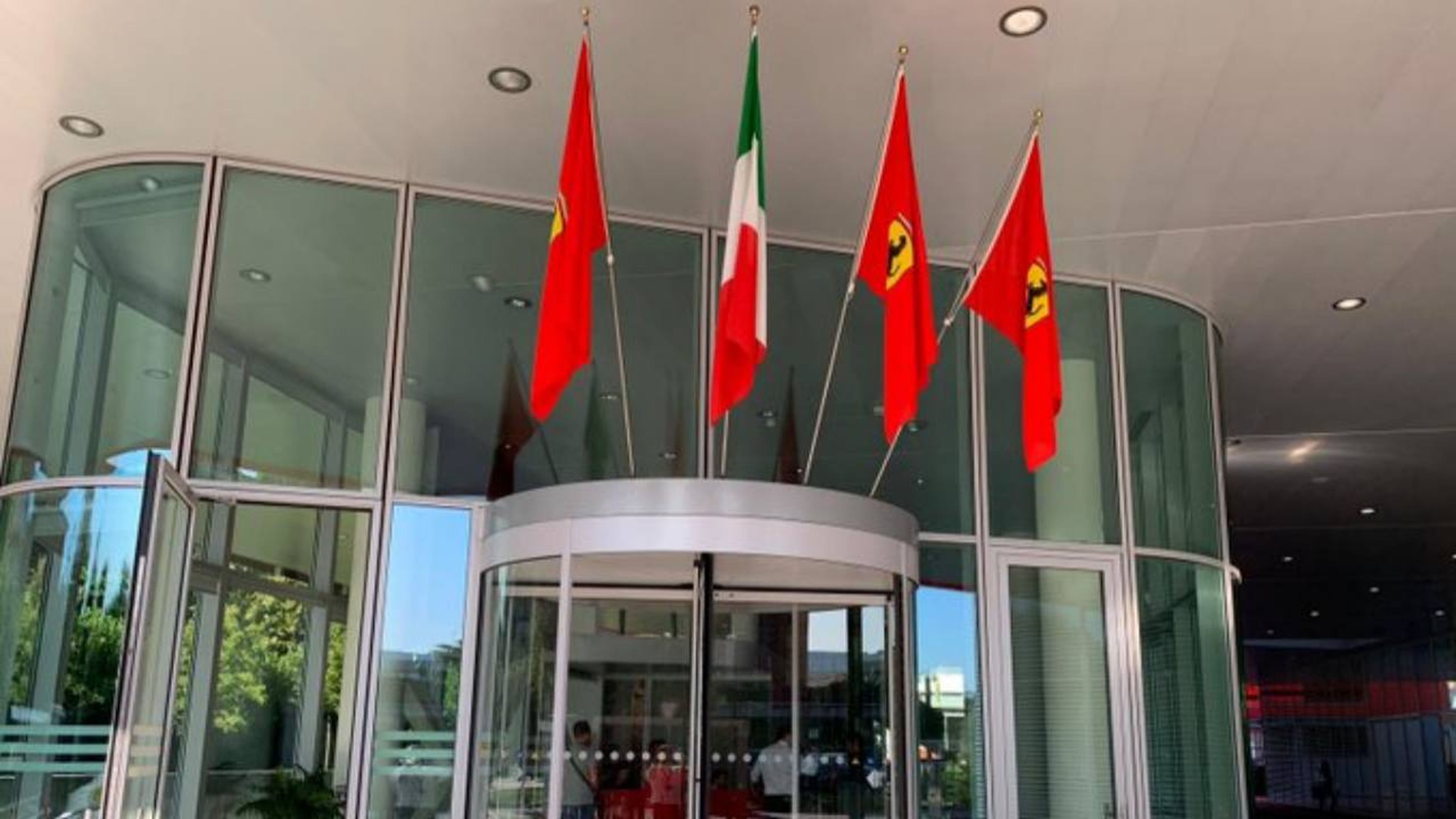 Banderas de Ferrari en Maranello