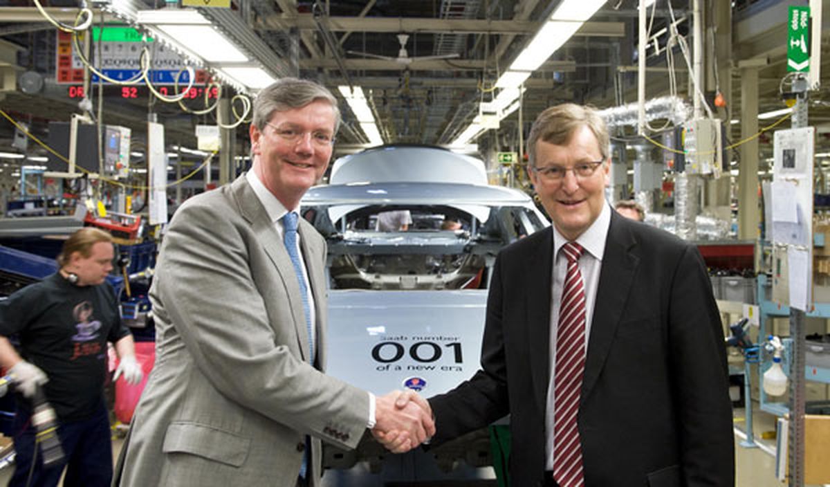 Victor Muller y Jan Åke Jonsson, consejeros delegados de Spyker Cars y Saab Automobile celebran el reinicio de la producción