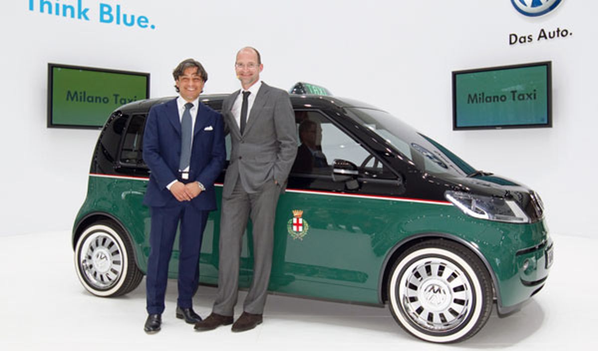 Luca de Meo (izda.) y Klaus Bischoff, director de Marketing y jefe de Diseño de Volkswagen Turismos respectivamente, posan junto al concept en la Feria de Hanover