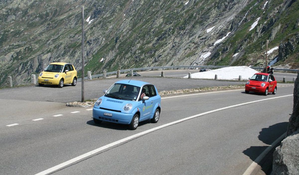 Algunos de los 60 Think City -eléctricos- que circulan por los Alpes suizos