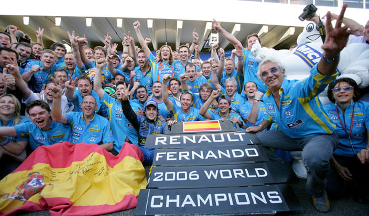 El equipo celebra al completo el triunfo en el campeonato de pilotos y constructores