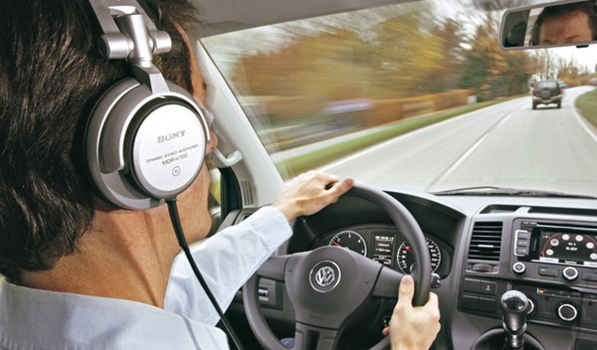 Un total de 124 conductores han sido multados por escuchar música con auriculares