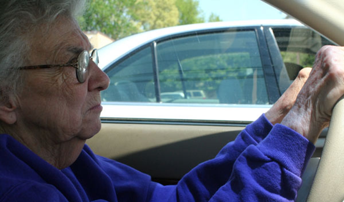 Anciana con gafas al volante