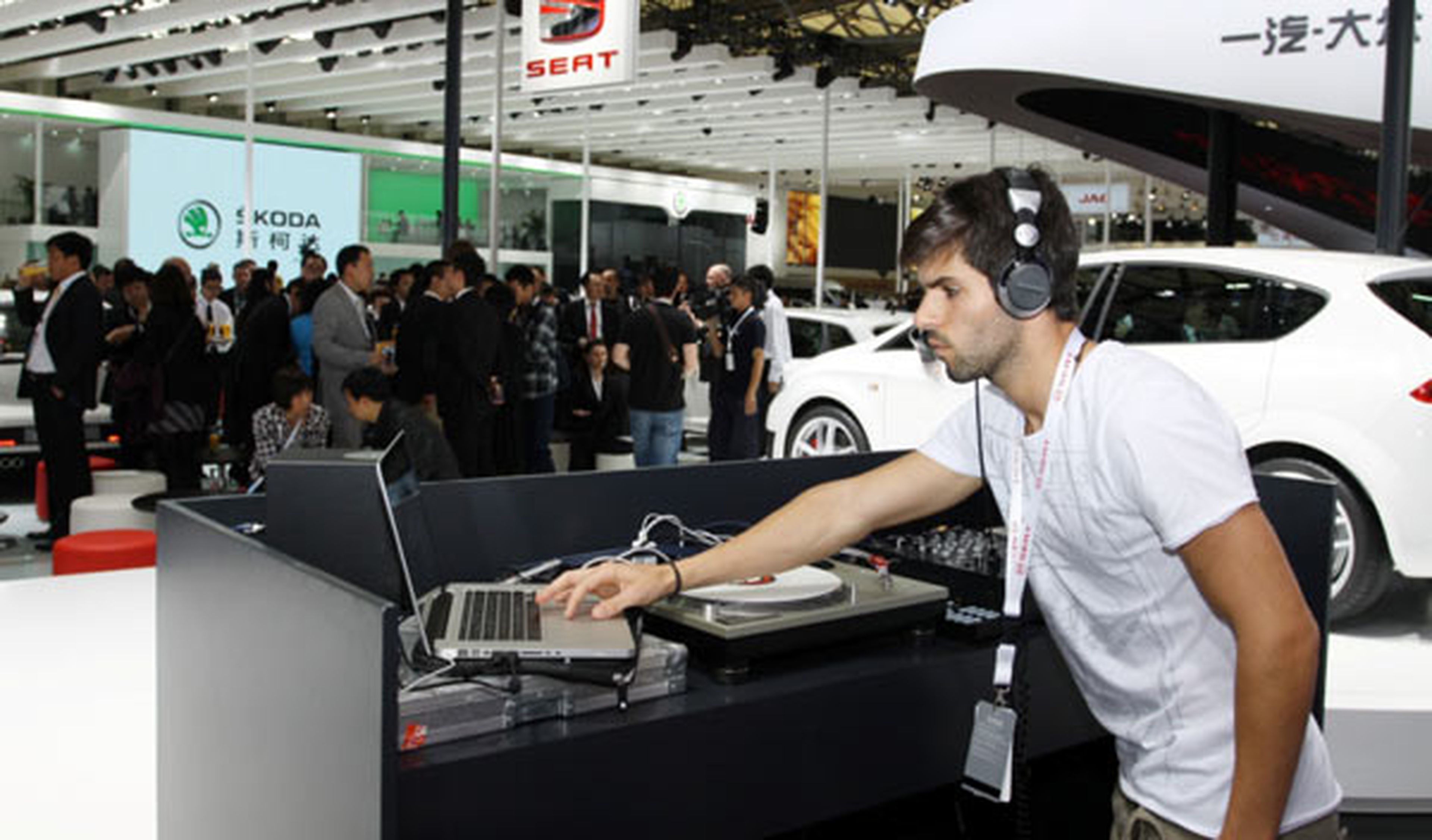 Alguersuari hace de DJ en el stand de Seat en Shangai