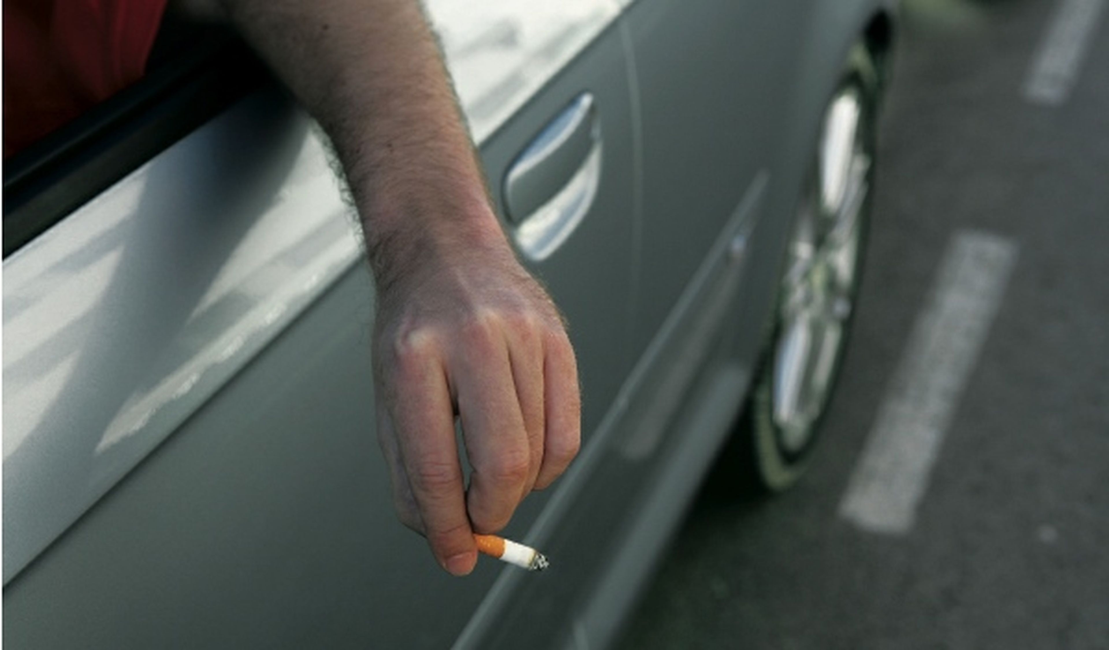 El 53% de los conductores prohibiría fumar al volante